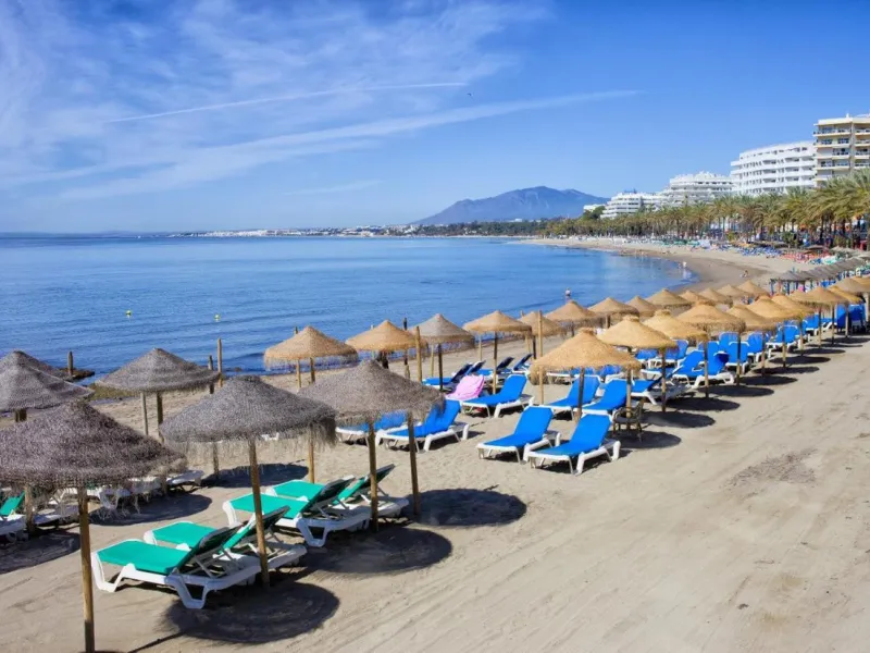Совершенно новый дом с парковочным местом. Cinderella Marbella — это целый отдельный дом, расположенный в престижном месте в центре Марбельи, с террасой и джакузи. Он расположен в тихом районе, но в 2 минутах от ресторанов, супермаркетов, магазинов... Дом