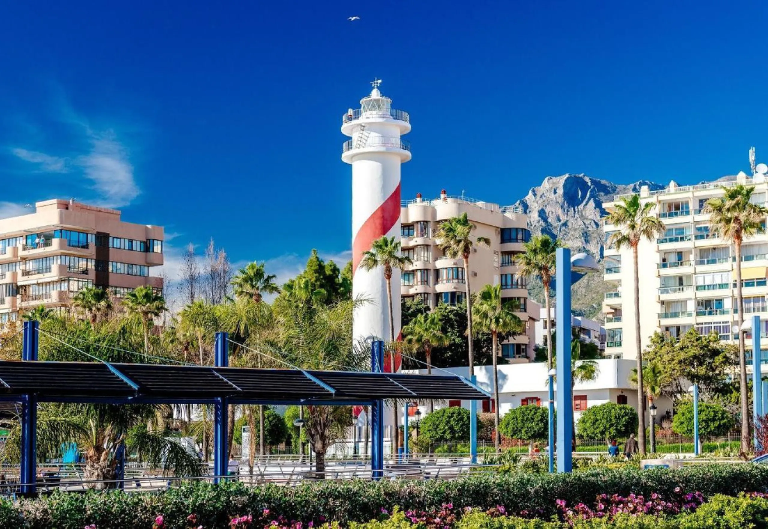 Совершенно новый дом с парковочным местом. Cinderella Marbella — это целый отдельный дом, расположенный в престижном месте в центре Марбельи, с террасой и джакузи. Он расположен в тихом районе, но в 2 минутах от ресторанов, супермаркетов, магазинов... Дом