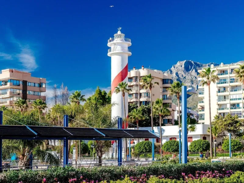 Совершенно новый дом с парковочным местом. Cinderella Marbella — это целый отдельный дом, расположенный в престижном месте в центре Марбельи, с террасой и джакузи. Он расположен в тихом районе, но в 2 минутах от ресторанов, супермаркетов, магазинов... Дом