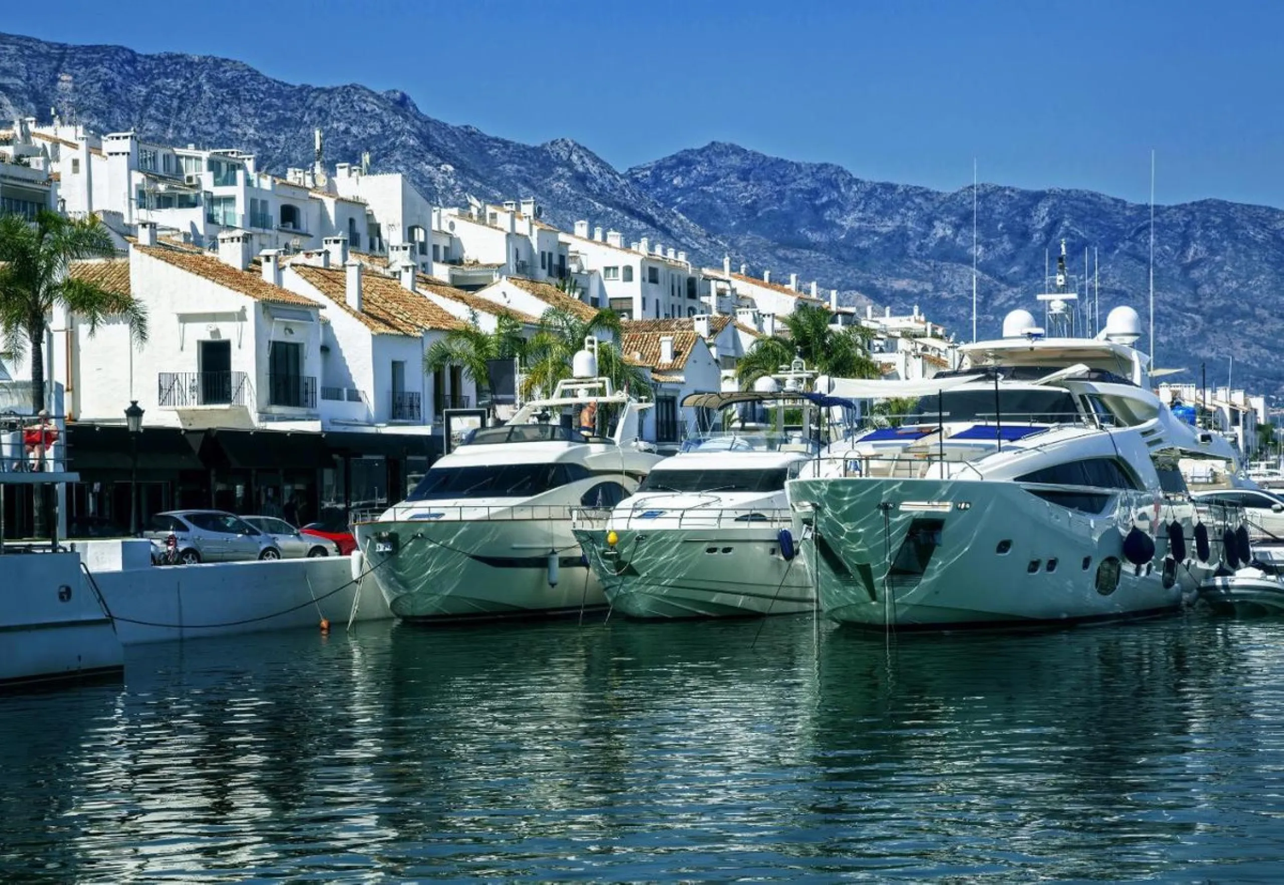 Совершенно новый дом с парковочным местом. Cinderella Marbella — это целый отдельный дом, расположенный в престижном месте в центре Марбельи, с террасой и джакузи. Он расположен в тихом районе, но в 2 минутах от ресторанов, супермаркетов, магазинов... Дом