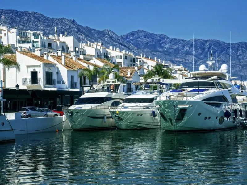 Совершенно новый дом с парковочным местом. Cinderella Marbella — это целый отдельный дом, расположенный в престижном месте в центре Марбельи, с террасой и джакузи. Он расположен в тихом районе, но в 2 минутах от ресторанов, супермаркетов, магазинов... Дом