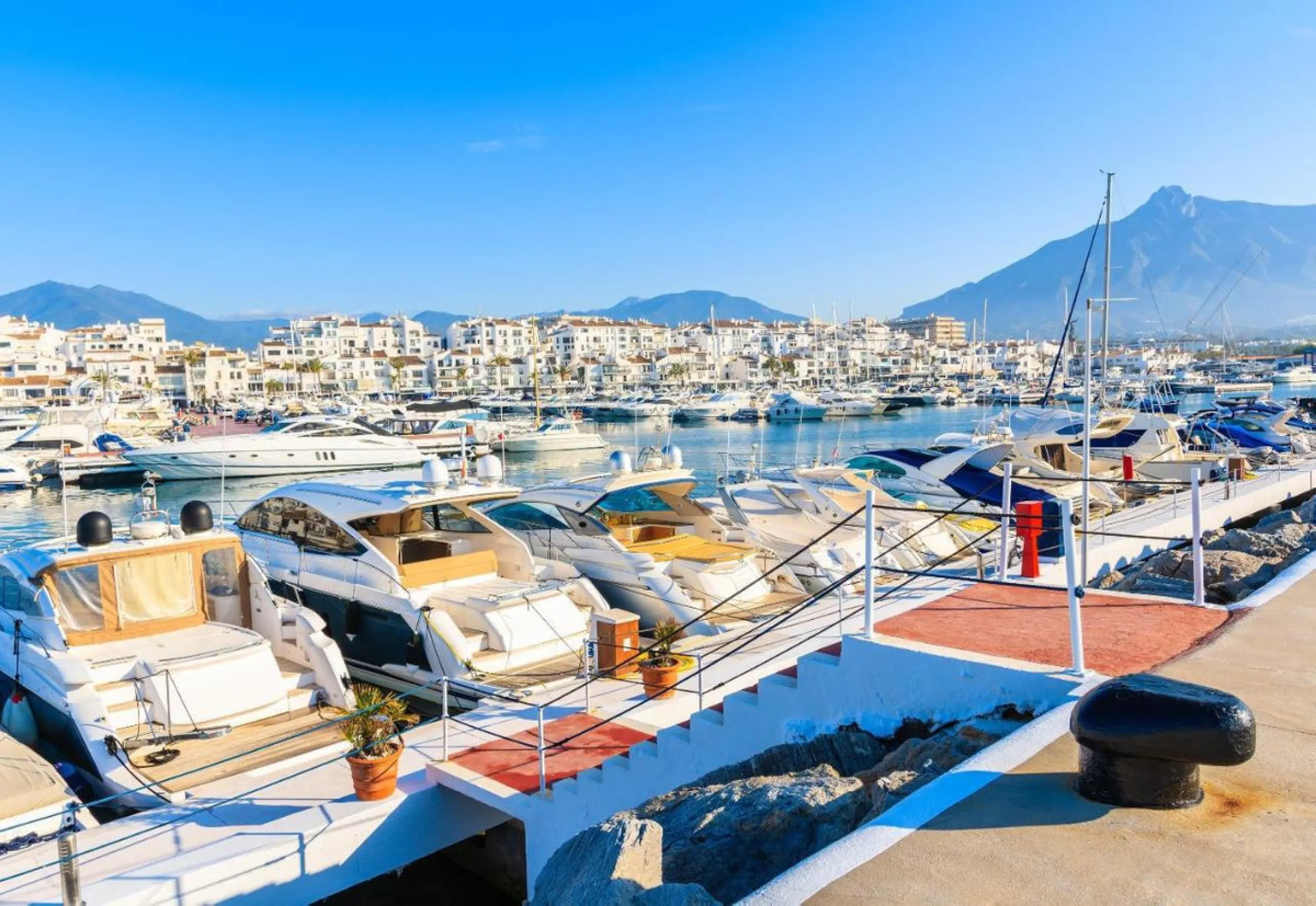 Совершенно новый дом с парковочным местом. Cinderella Marbella — это целый отдельный дом, расположенный в престижном месте в центре Марбельи, с террасой и джакузи. Он расположен в тихом районе, но в 2 минутах от ресторанов, супермаркетов, магазинов... Дом