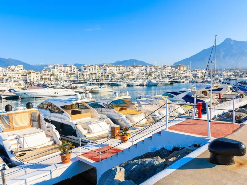 Совершенно новый дом с парковочным местом. Cinderella Marbella — это целый отдельный дом, расположенный в престижном месте в центре Марбельи, с террасой и джакузи. Он расположен в тихом районе, но в 2 минутах от ресторанов, супермаркетов, магазинов... Дом