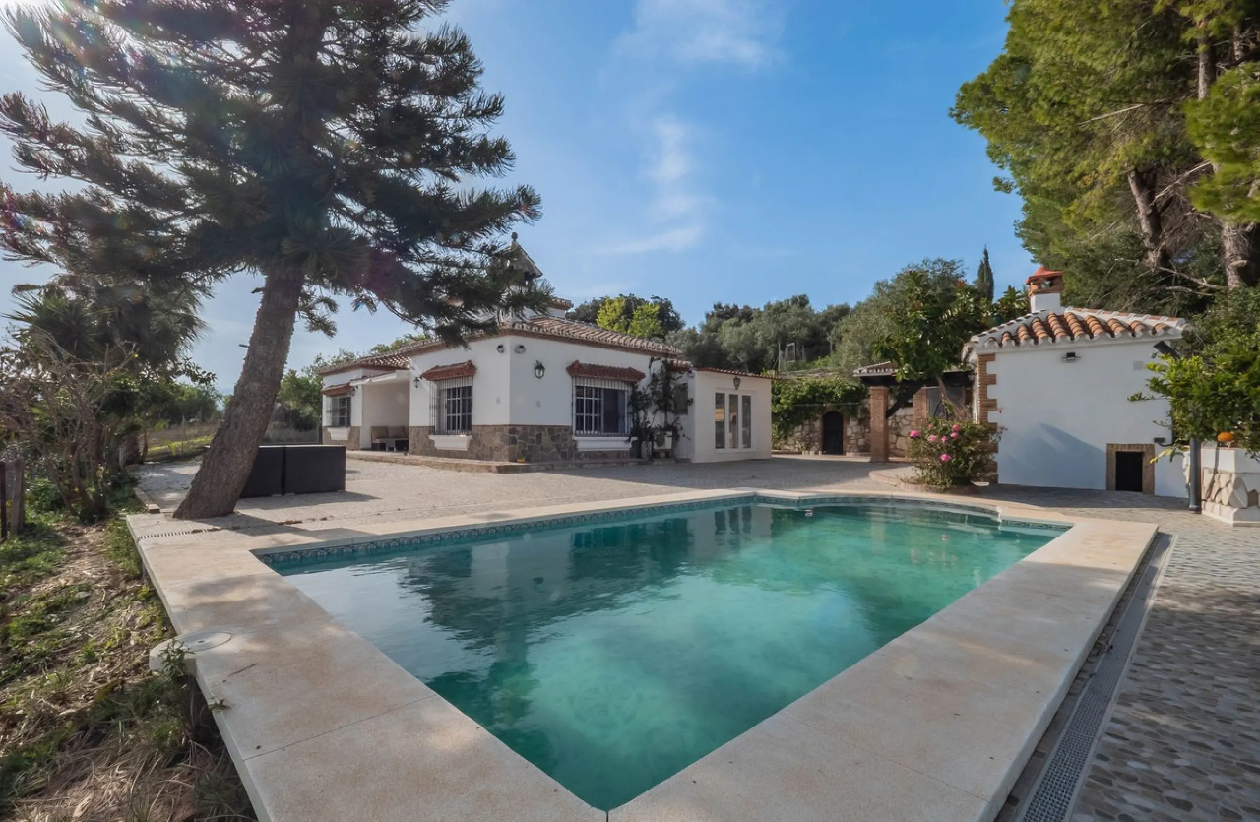 An amazing three-bedroom Villa that has been recently refurbished to a high standard,  located in the country side of Coin and benefits from amazing open panoramic views. The property is entered through a covered entrance porch leading into a hallway that