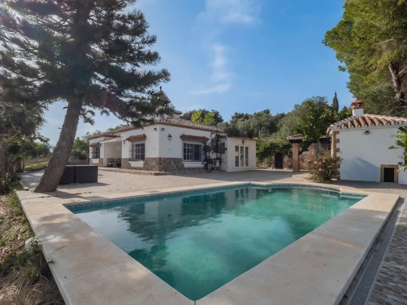An amazing three-bedroom Villa that has been recently refurbished to a high standard,  located in the country side of Coin and benefits from amazing open panoramic views. The property is entered through a covered entrance porch leading into a hallway that