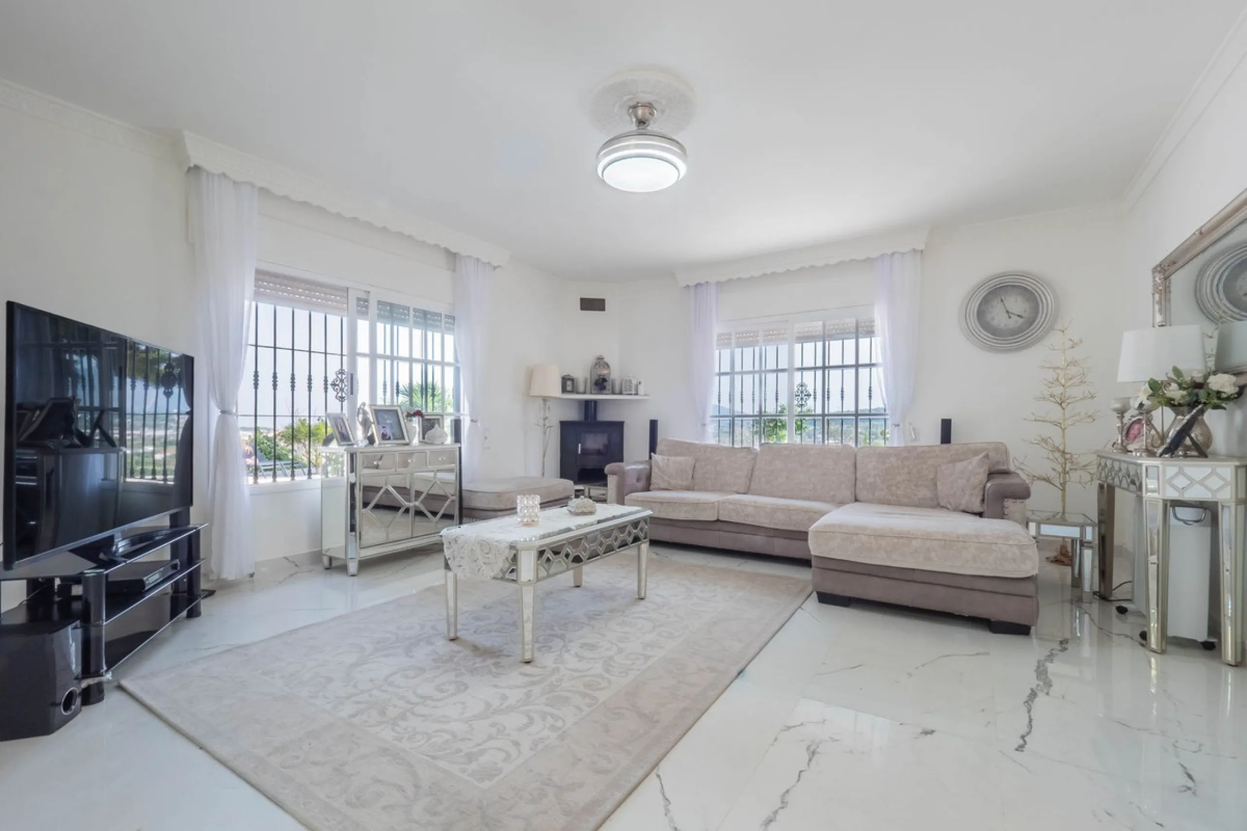 An amazing three-bedroom Villa that has been recently refurbished to a high standard,  located in the country side of Coin and benefits from amazing open panoramic views. The property is entered through a covered entrance porch leading into a hallway that