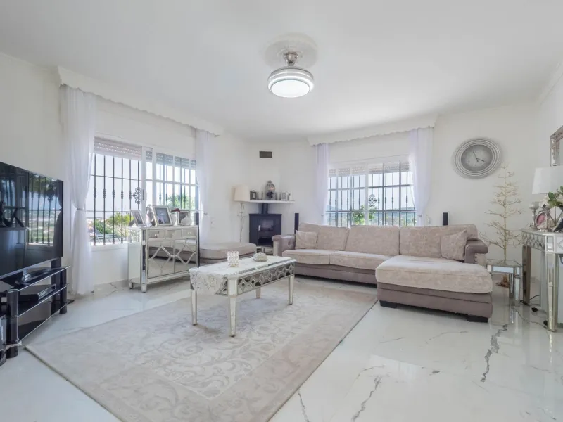 An amazing three-bedroom Villa that has been recently refurbished to a high standard,  located in the country side of Coin and benefits from amazing open panoramic views. The property is entered through a covered entrance porch leading into a hallway that