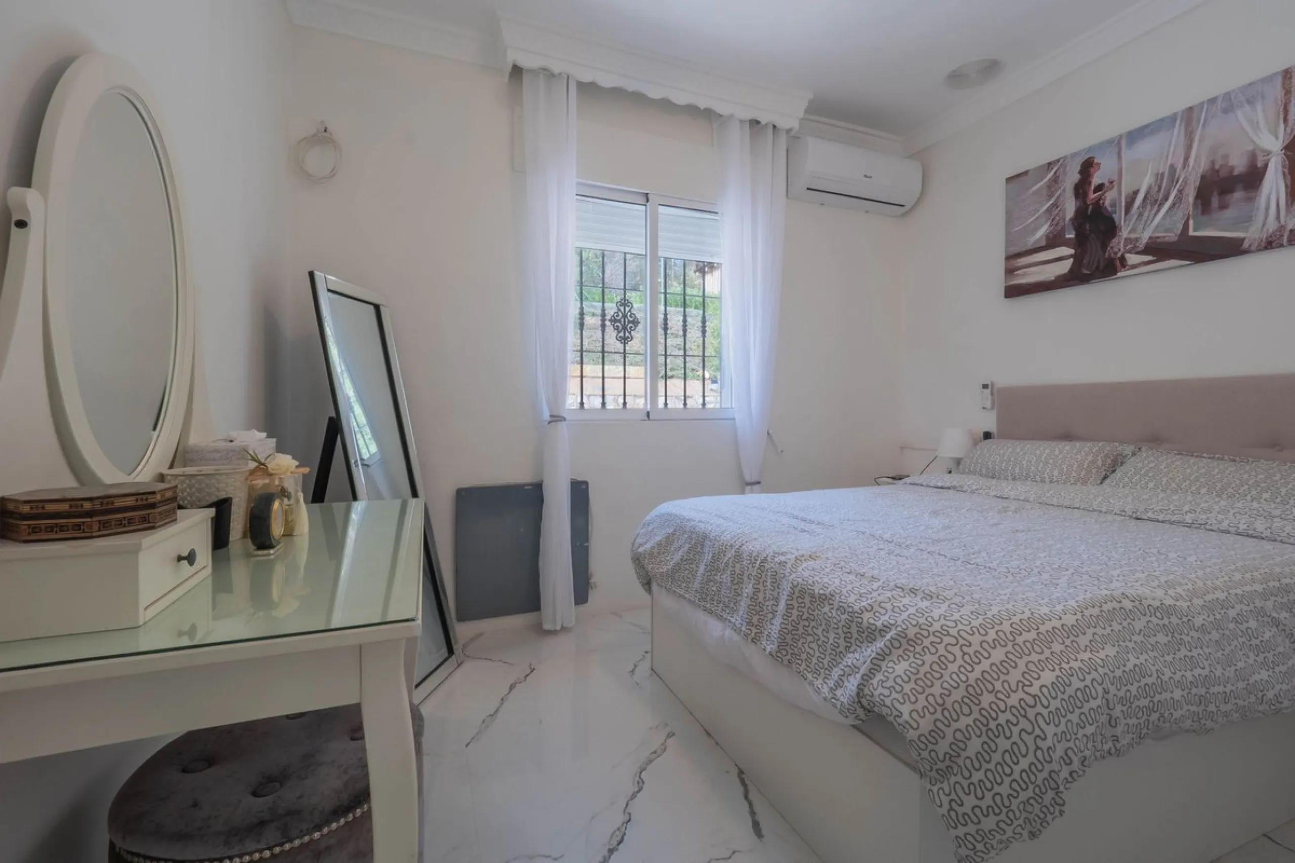 An amazing three-bedroom Villa that has been recently refurbished to a high standard,  located in the country side of Coin and benefits from amazing open panoramic views. The property is entered through a covered entrance porch leading into a hallway that