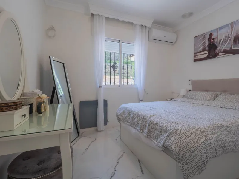 An amazing three-bedroom Villa that has been recently refurbished to a high standard,  located in the country side of Coin and benefits from amazing open panoramic views. The property is entered through a covered entrance porch leading into a hallway that