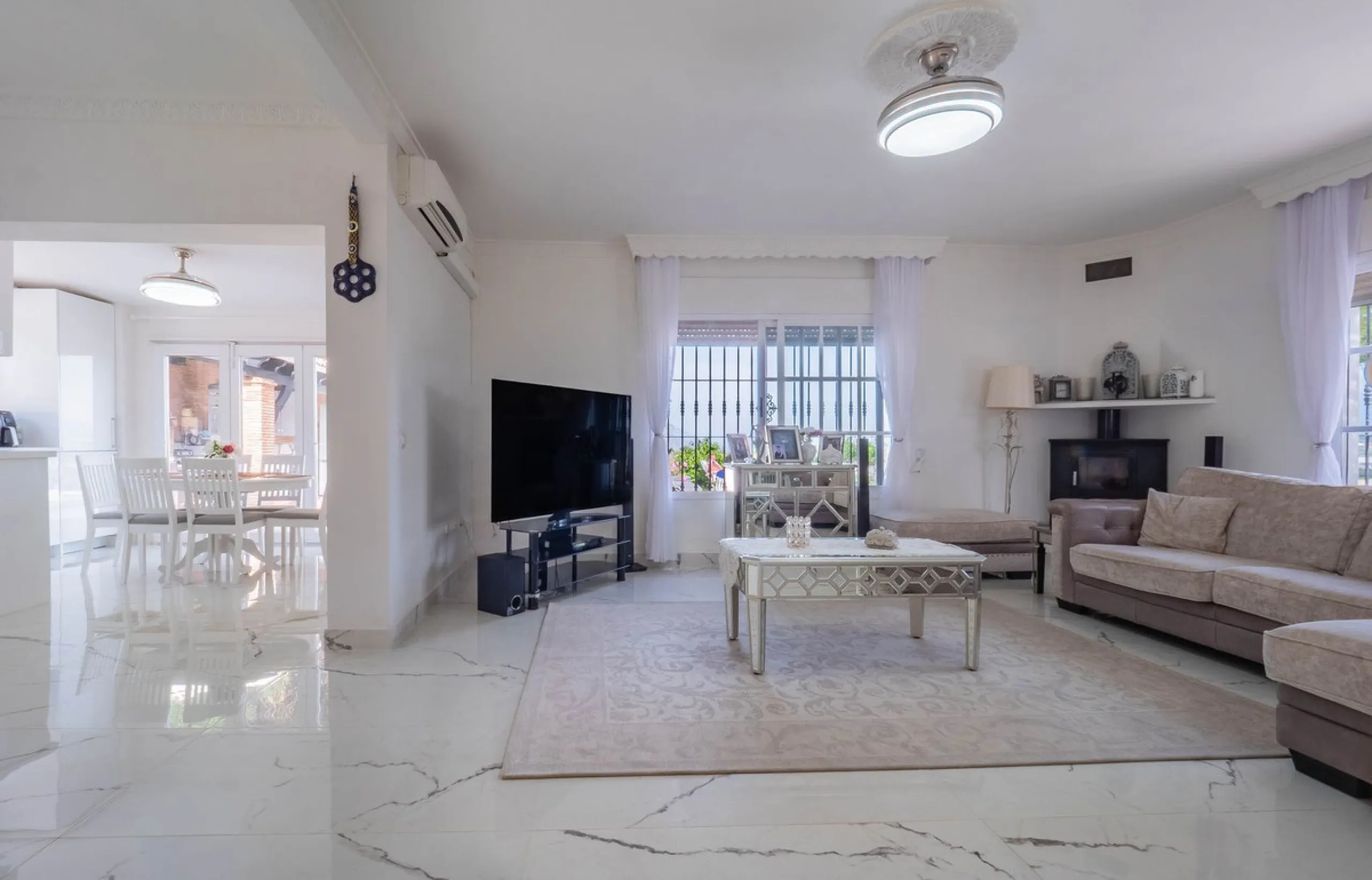 An amazing three-bedroom Villa that has been recently refurbished to a high standard,  located in the country side of Coin and benefits from amazing open panoramic views. The property is entered through a covered entrance porch leading into a hallway that