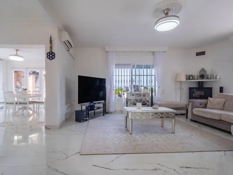 An amazing three-bedroom Villa that has been recently refurbished to a high standard,  located in the country side of Coin and benefits from amazing open panoramic views. The property is entered through a covered entrance porch leading into a hallway that