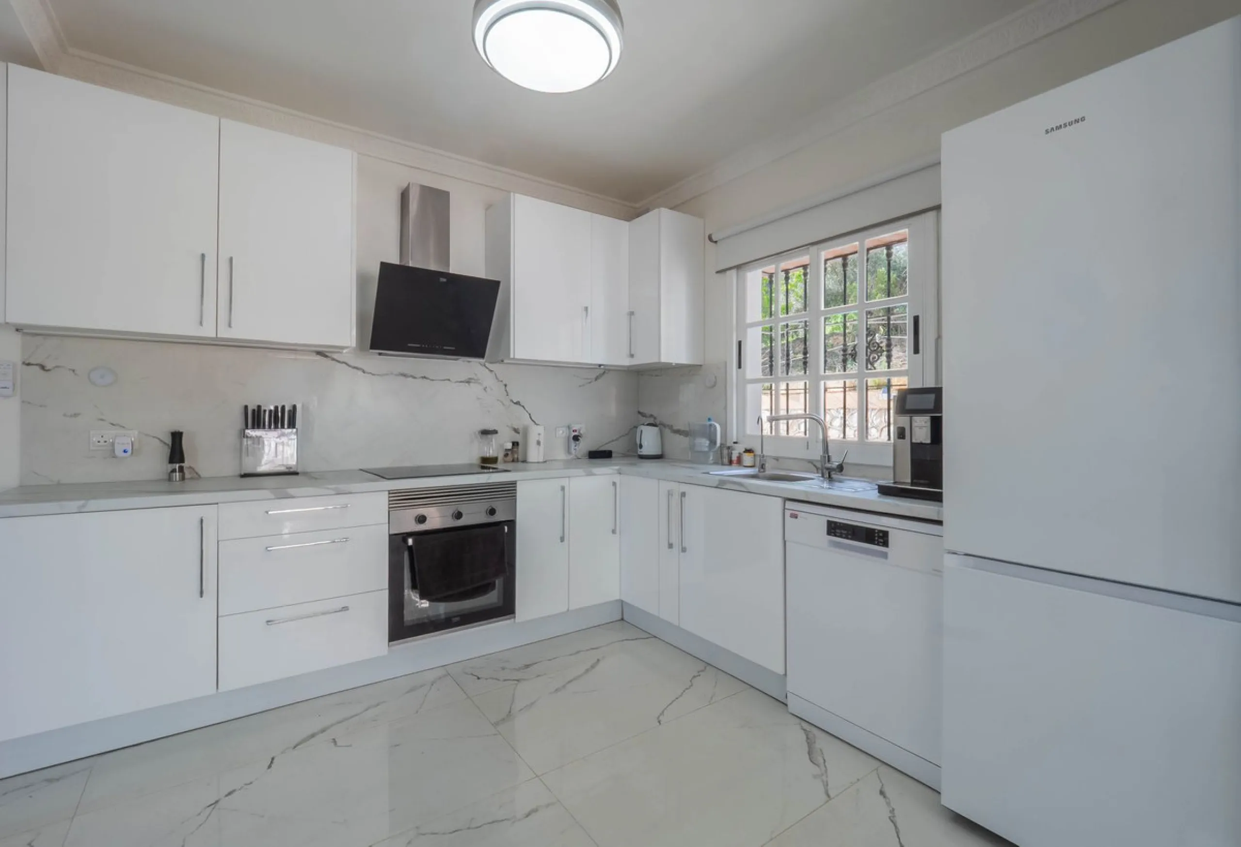 An amazing three-bedroom Villa that has been recently refurbished to a high standard,  located in the country side of Coin and benefits from amazing open panoramic views. The property is entered through a covered entrance porch leading into a hallway that