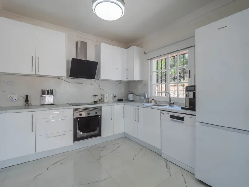 An amazing three-bedroom Villa that has been recently refurbished to a high standard,  located in the country side of Coin and benefits from amazing open panoramic views. The property is entered through a covered entrance porch leading into a hallway that