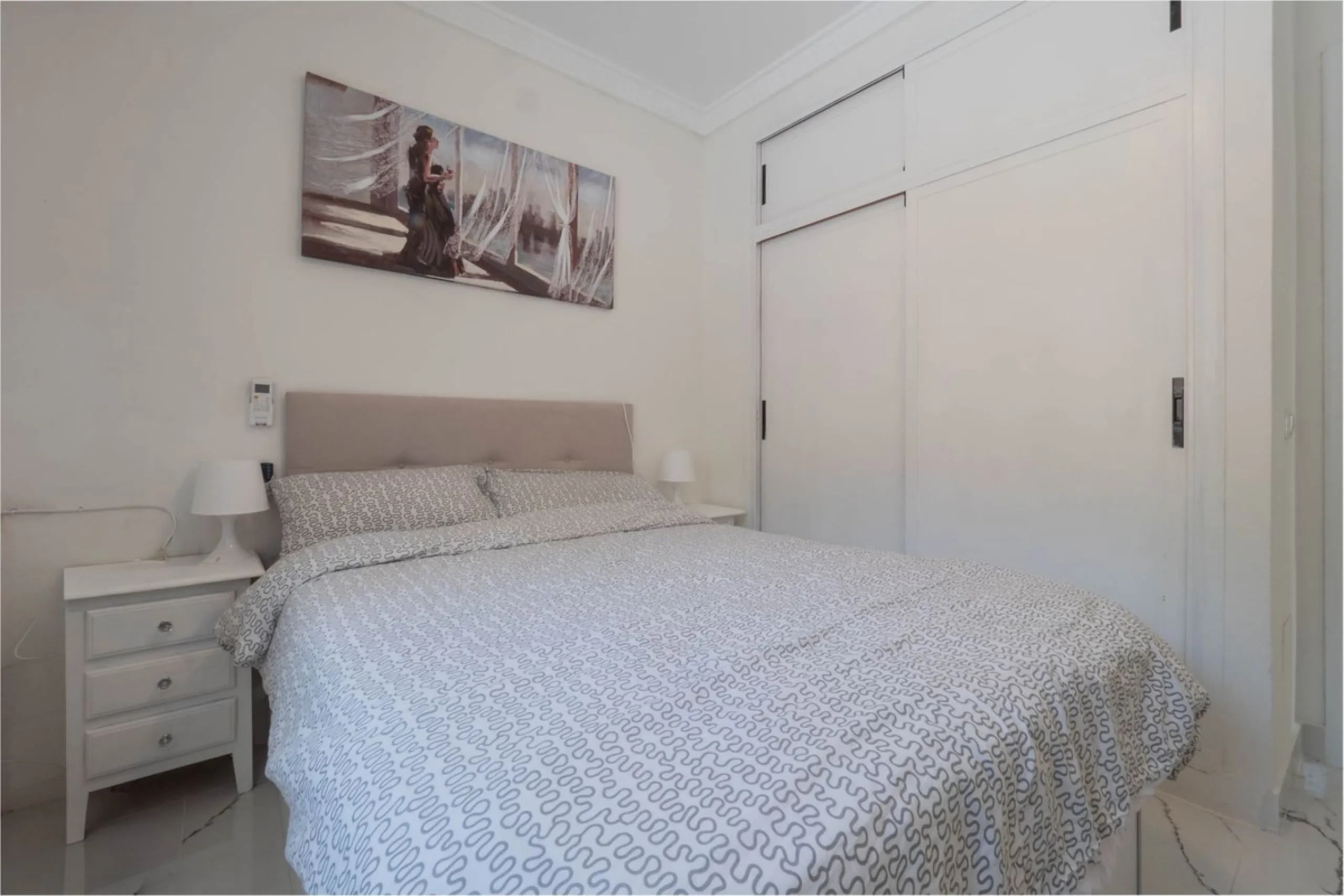 An amazing three-bedroom Villa that has been recently refurbished to a high standard,  located in the country side of Coin and benefits from amazing open panoramic views. The property is entered through a covered entrance porch leading into a hallway that