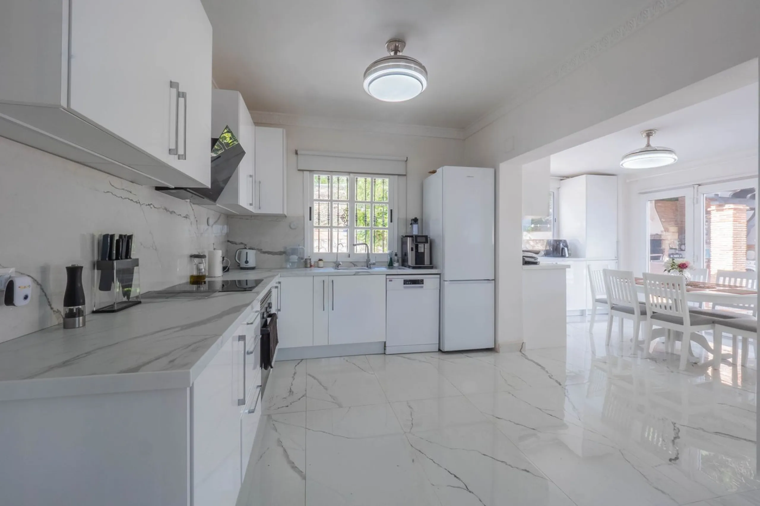 An amazing three-bedroom Villa that has been recently refurbished to a high standard,  located in the country side of Coin and benefits from amazing open panoramic views. The property is entered through a covered entrance porch leading into a hallway that