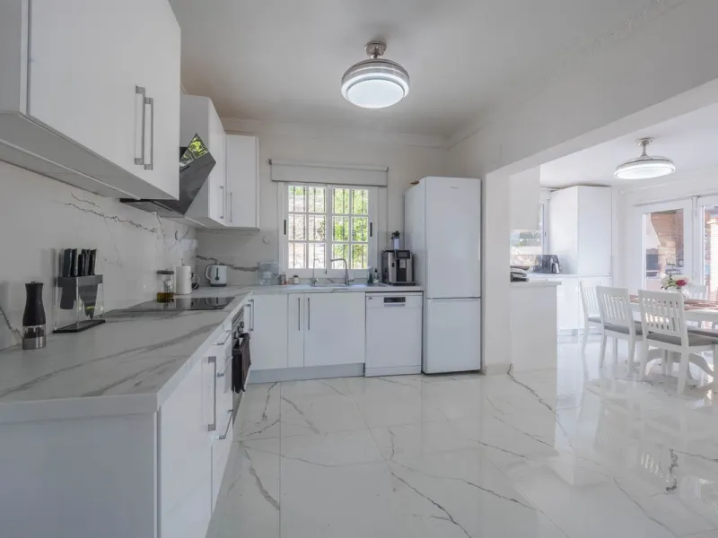 An amazing three-bedroom Villa that has been recently refurbished to a high standard,  located in the country side of Coin and benefits from amazing open panoramic views. The property is entered through a covered entrance porch leading into a hallway that