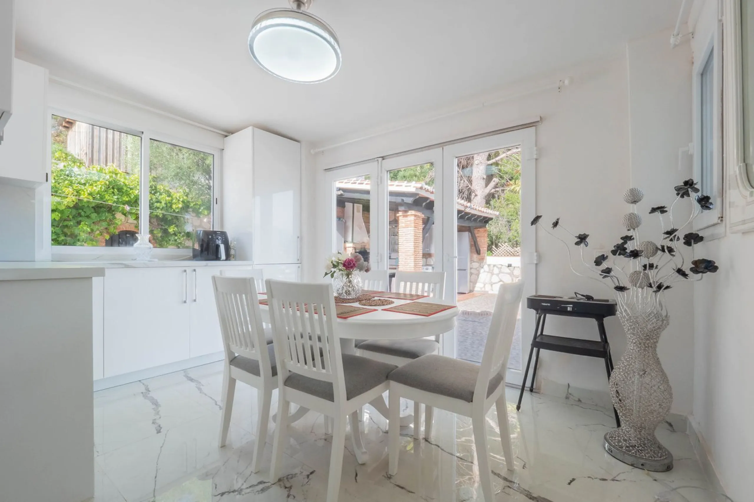 An amazing three-bedroom Villa that has been recently refurbished to a high standard,  located in the country side of Coin and benefits from amazing open panoramic views. The property is entered through a covered entrance porch leading into a hallway that
