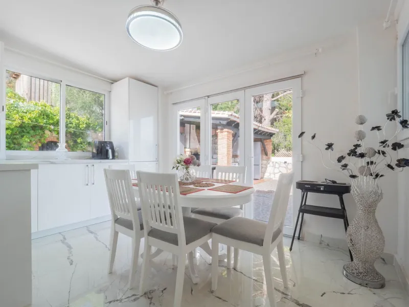 An amazing three-bedroom Villa that has been recently refurbished to a high standard,  located in the country side of Coin and benefits from amazing open panoramic views. The property is entered through a covered entrance porch leading into a hallway that