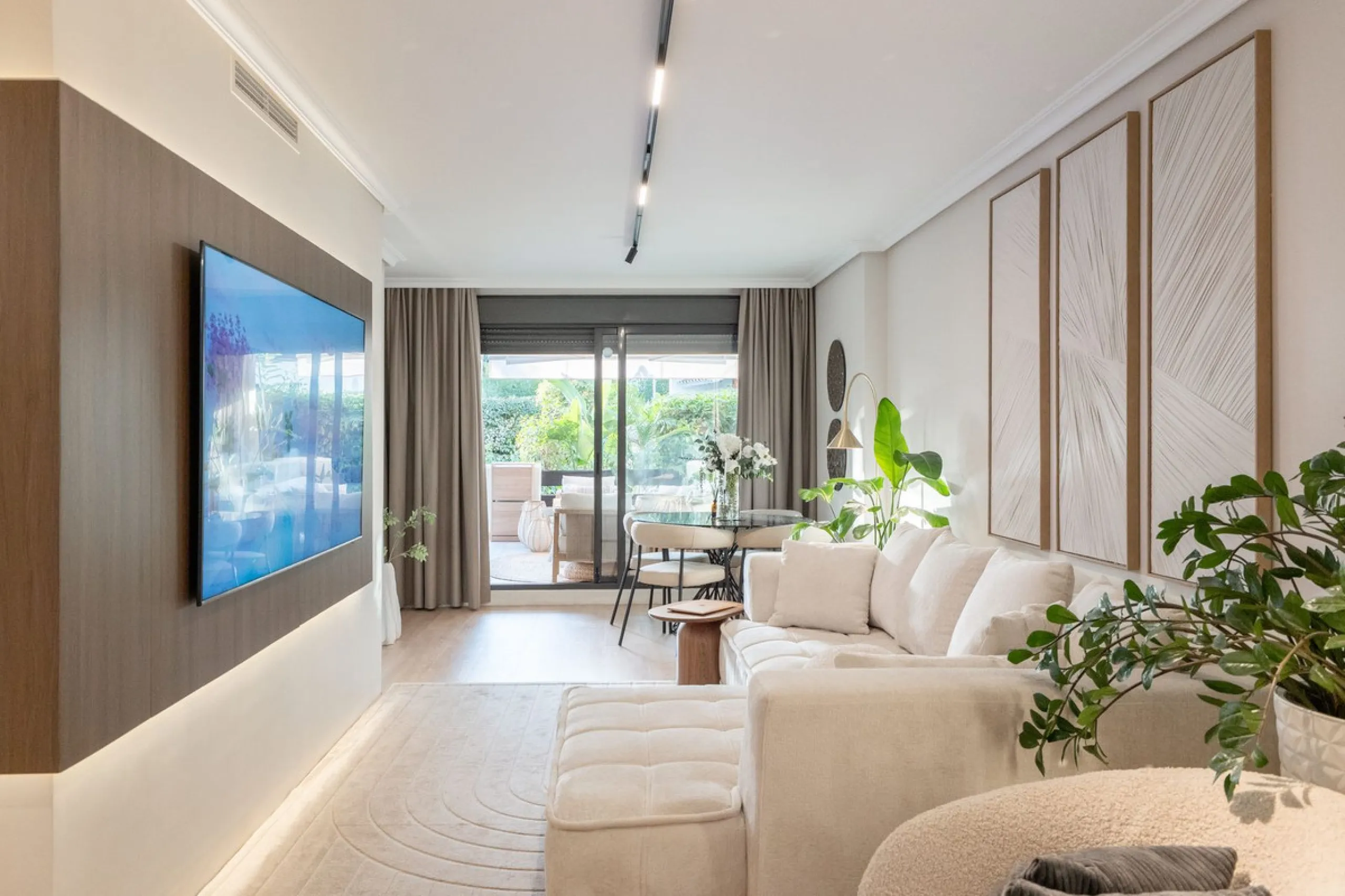 Stylish Ground Floor Apartment with Garden in Sunset Golf