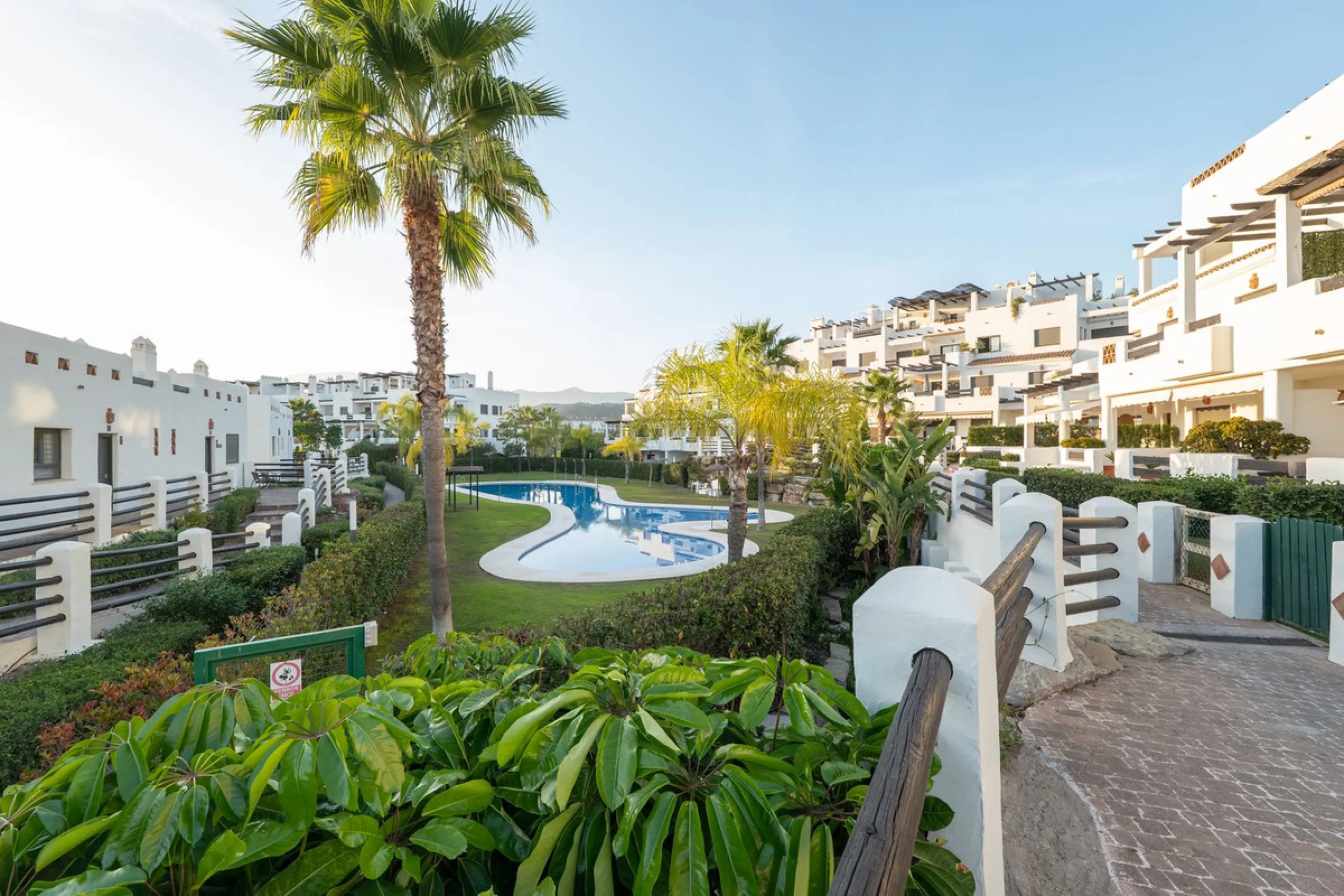 Stylish Ground Floor Apartment with Garden in Sunset Golf