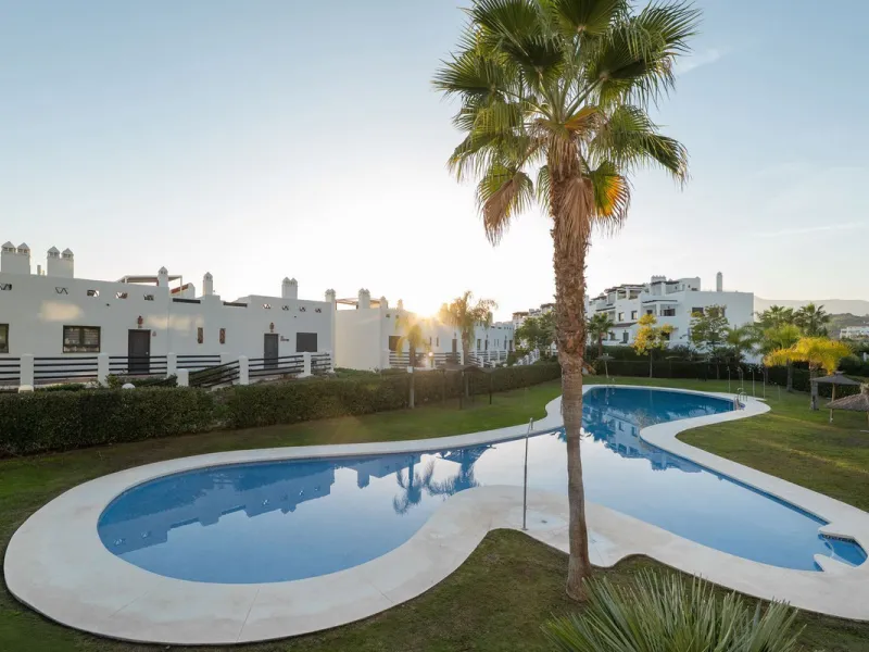 Stylish Ground Floor Apartment with Garden in Sunset Golf