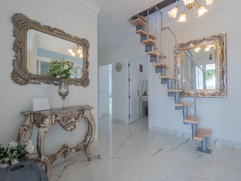 An amazing three-bedroom Villa that has been recently refurbished to a high standard,  located in the country side of Coin and benefits from amazing open panoramic views. The property is entered through a covered entrance porch leading into a hallway that
