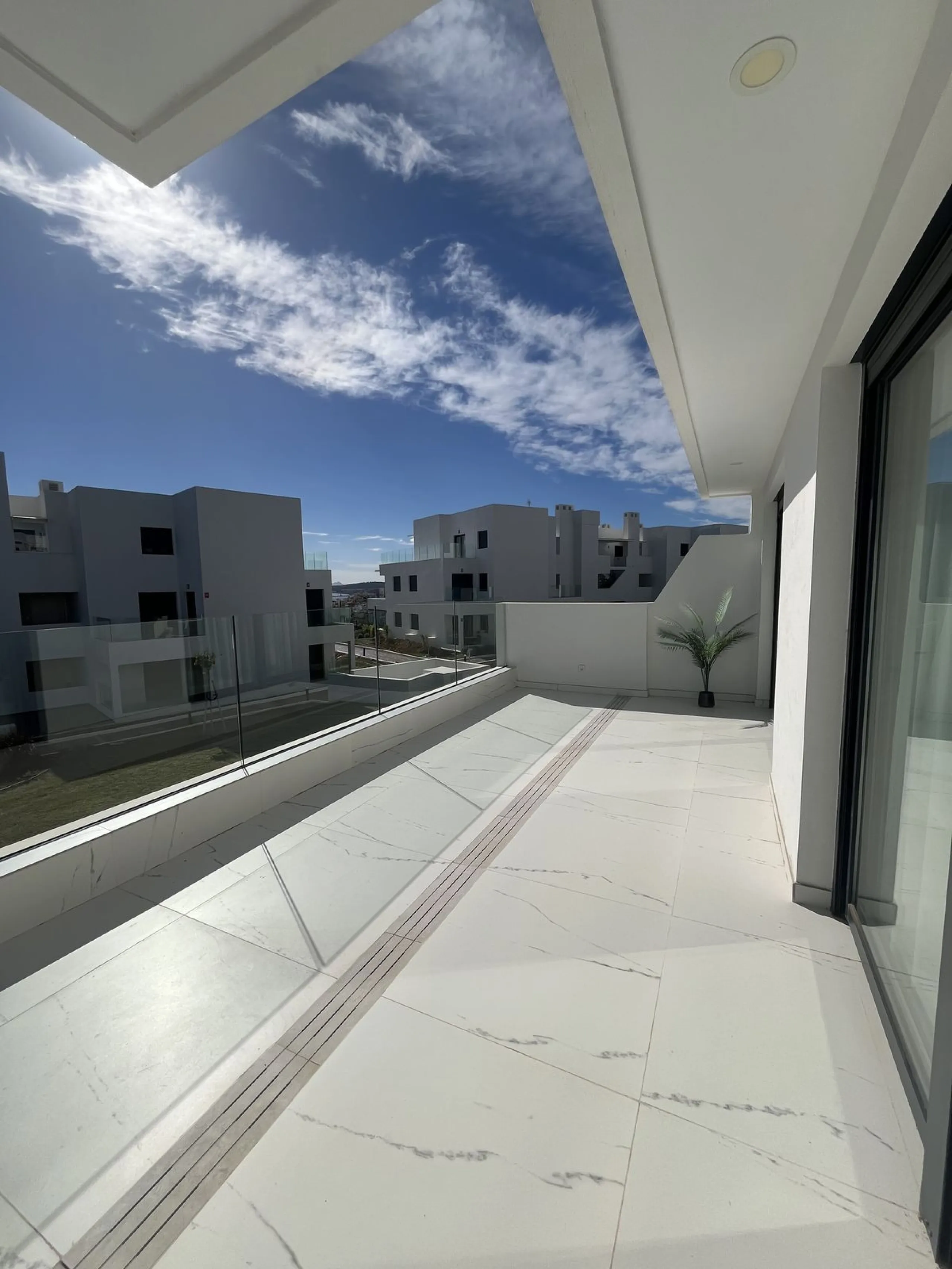 Modern 2-Bed Apartment with great terrace on the first floor with Sea & Mountain Views – Azata Delmare, Estepona/ Casares Costa