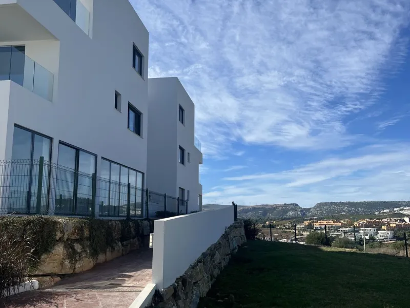 Modern 2-Bed Apartment with great terrace on the first floor with Sea & Mountain Views – Azata Delmare, Estepona/ Casares Costa
