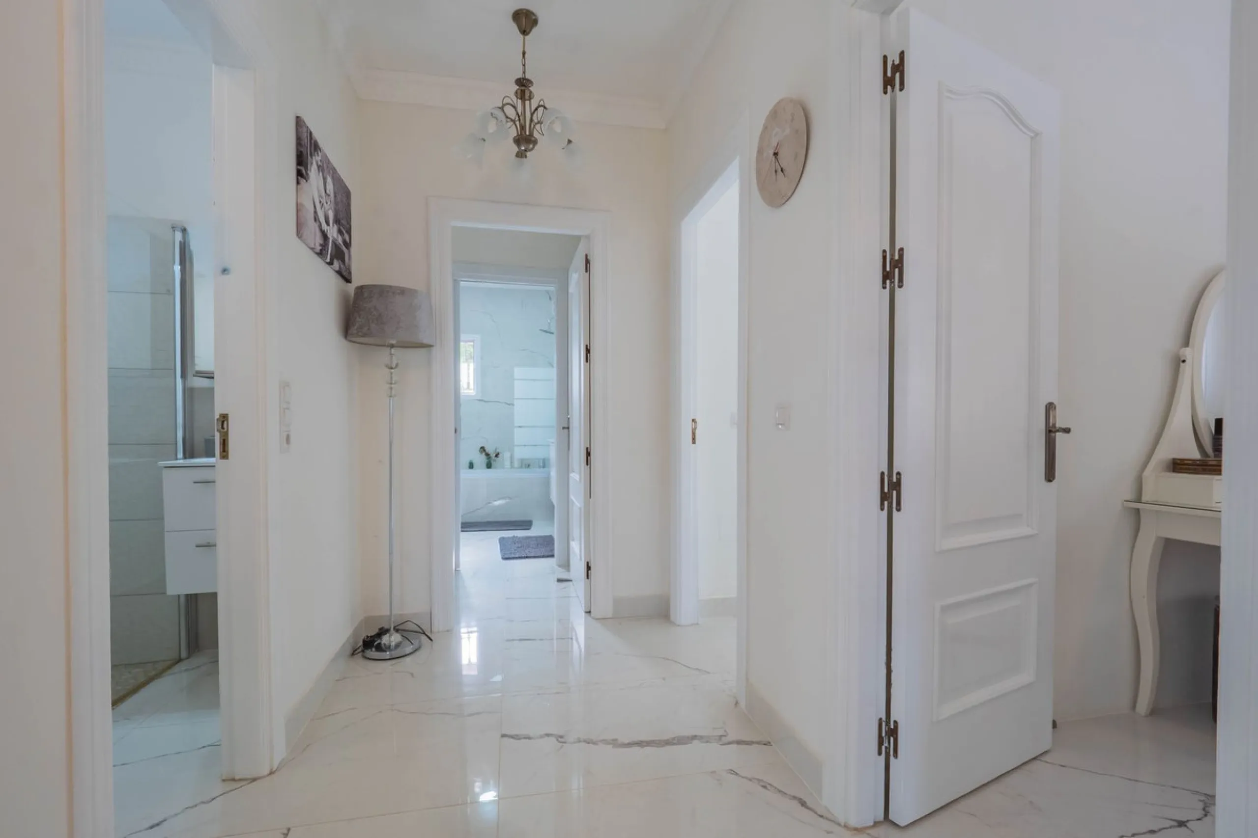 An amazing three-bedroom Villa that has been recently refurbished to a high standard,  located in the country side of Coin and benefits from amazing open panoramic views. The property is entered through a covered entrance porch leading into a hallway that