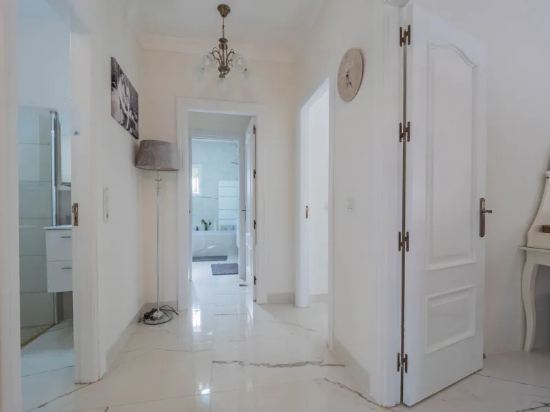 An amazing three-bedroom Villa that has been recently refurbished to a high standard,  located in the country side of Coin and benefits from amazing open panoramic views. The property is entered through a covered entrance porch leading into a hallway that