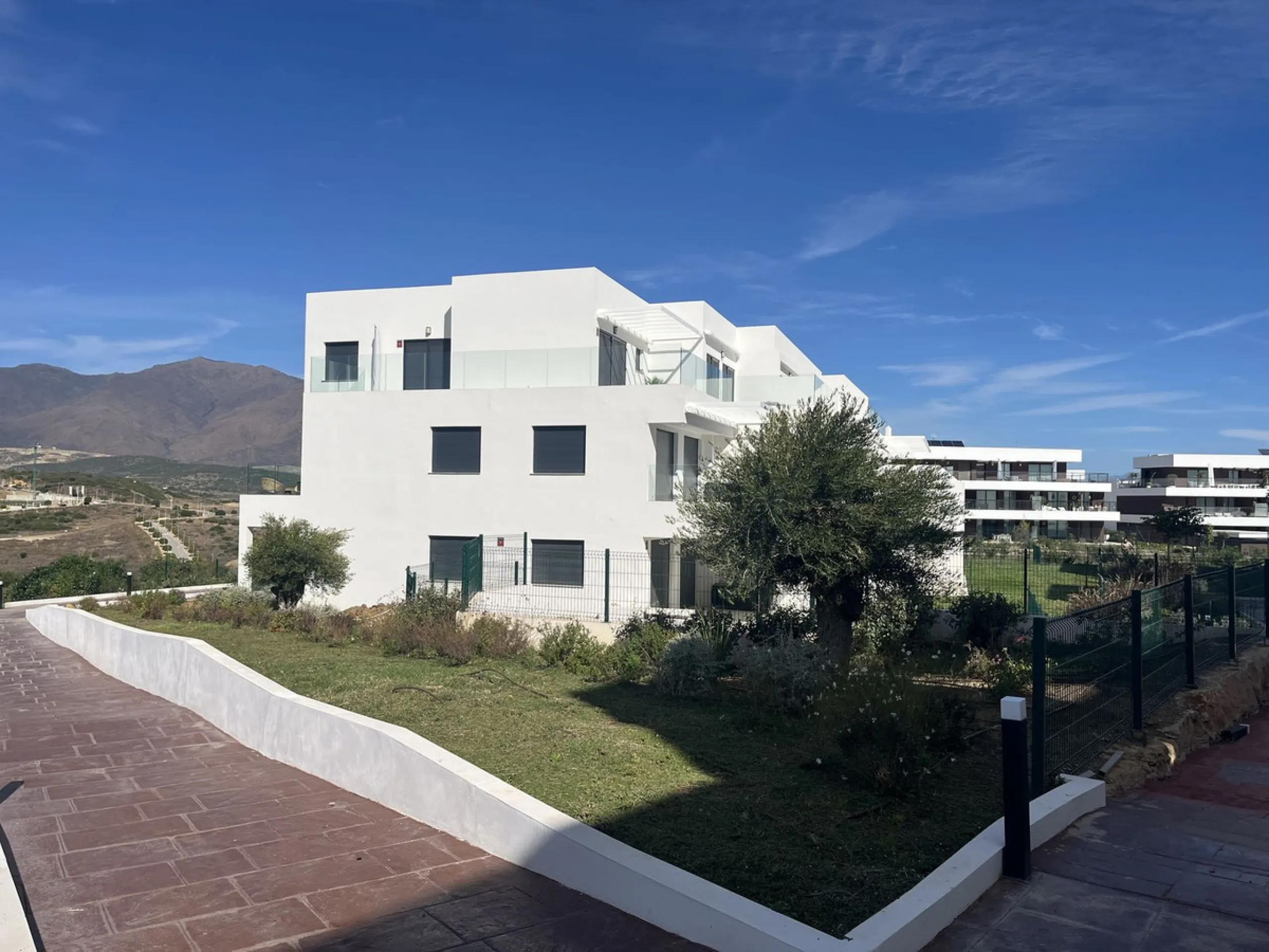 Modern 2-Bed Apartment with great terrace on the first floor with Sea & Mountain Views – Azata Delmare, Estepona/ Casares Costa