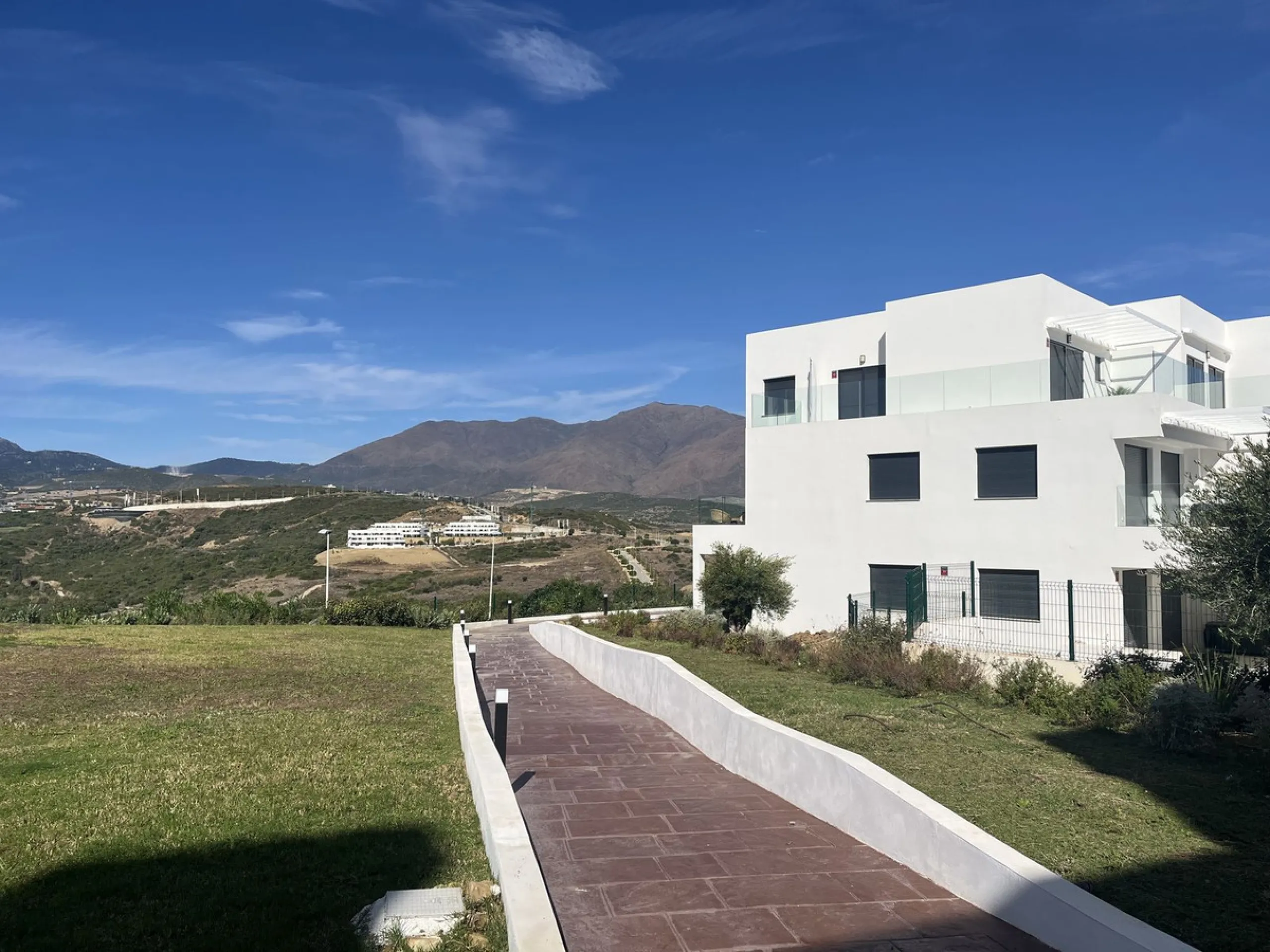 Modern 2-Bed Apartment with great terrace on the first floor with Sea & Mountain Views – Azata Delmare, Estepona/ Casares Costa