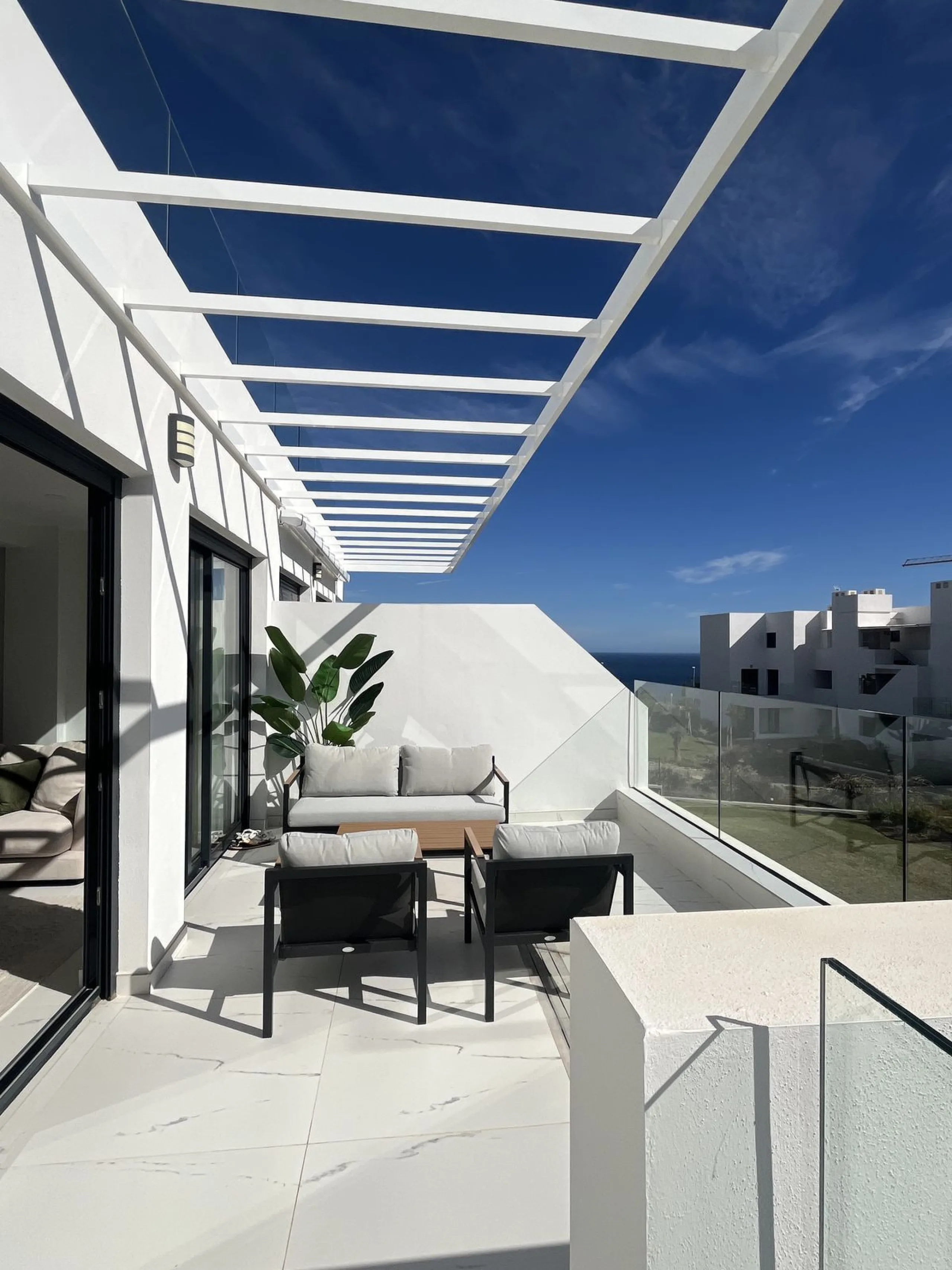 Modern 2-Bed Apartment with great terrace on the first floor with Sea & Mountain Views – Azata Delmare, Estepona/ Casares Costa