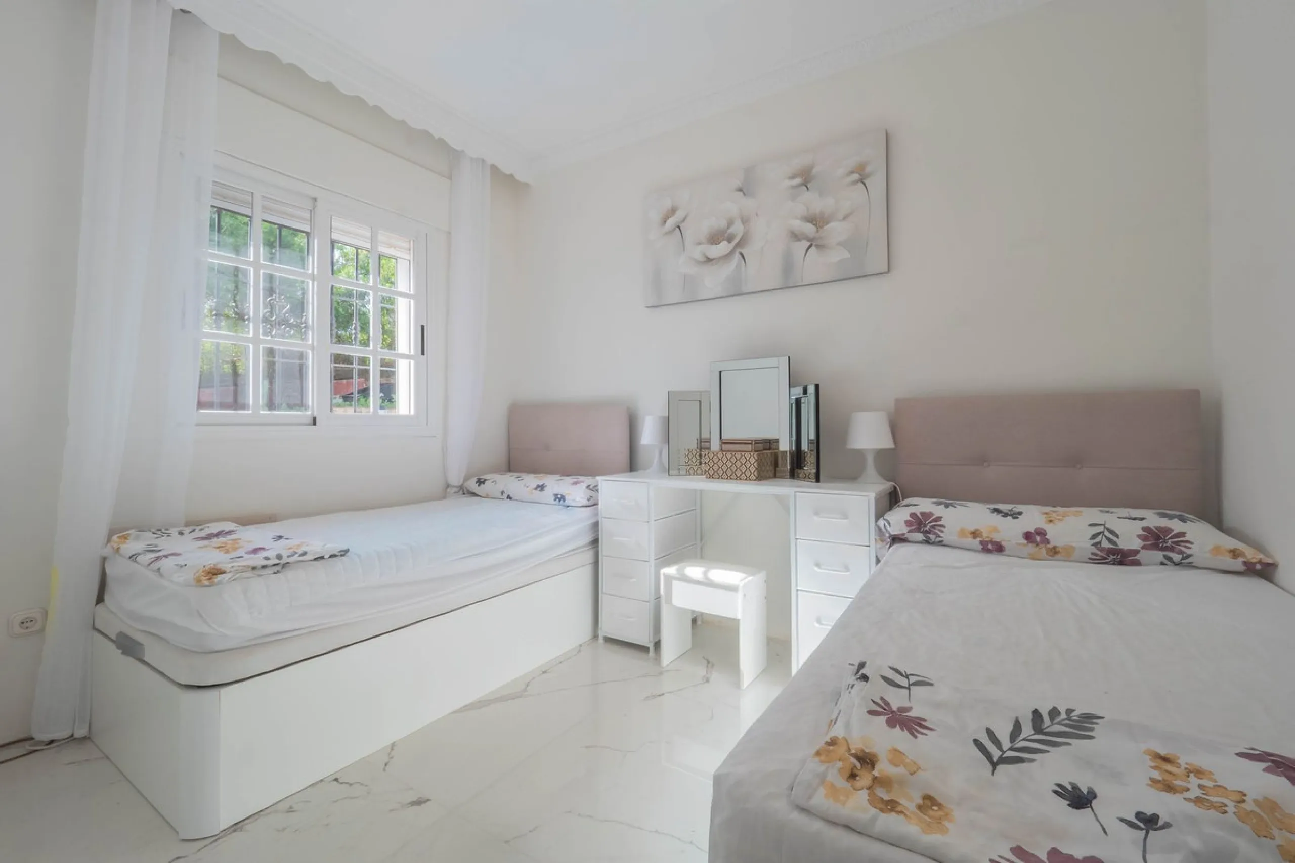 An amazing three-bedroom Villa that has been recently refurbished to a high standard,  located in the country side of Coin and benefits from amazing open panoramic views. The property is entered through a covered entrance porch leading into a hallway that