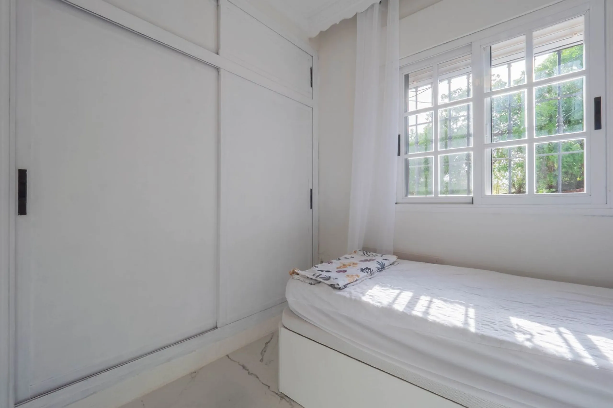 An amazing three-bedroom Villa that has been recently refurbished to a high standard,  located in the country side of Coin and benefits from amazing open panoramic views. The property is entered through a covered entrance porch leading into a hallway that