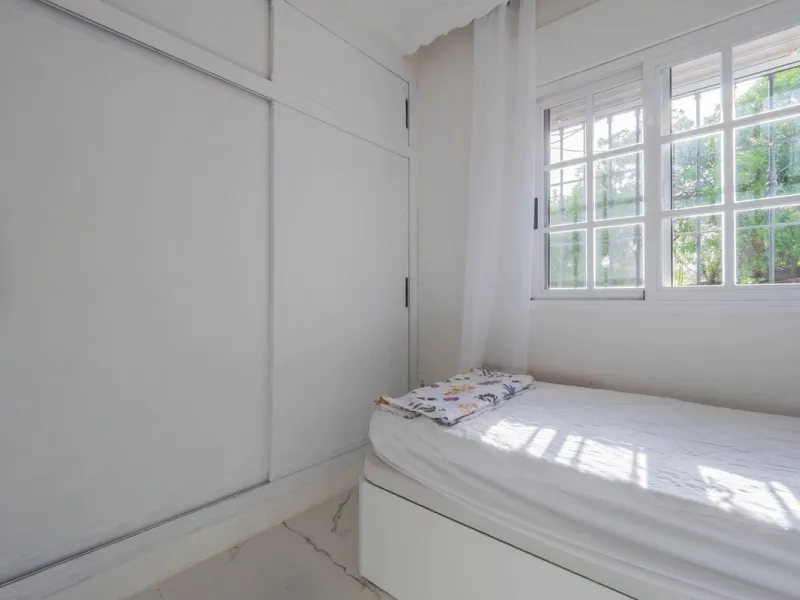 An amazing three-bedroom Villa that has been recently refurbished to a high standard,  located in the country side of Coin and benefits from amazing open panoramic views. The property is entered through a covered entrance porch leading into a hallway that