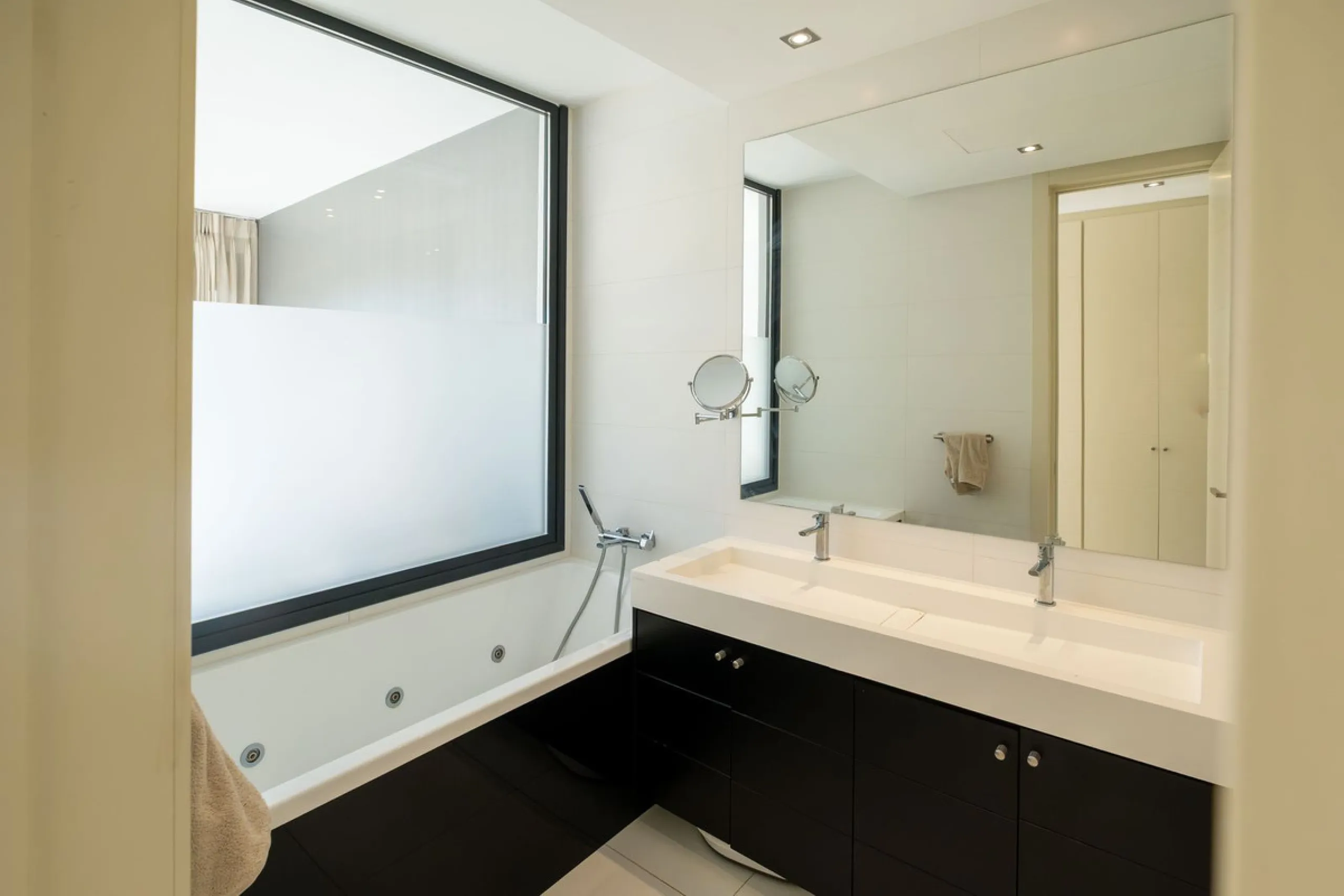 Discover the perfect blend of modern luxury and tranquility in this beautifully renovated 3-bedroom ground-floor apartment located in the prestigious Atalaya Hills. Offering breathtaking views over lush gardens, this stunning corner unit provides exceptio