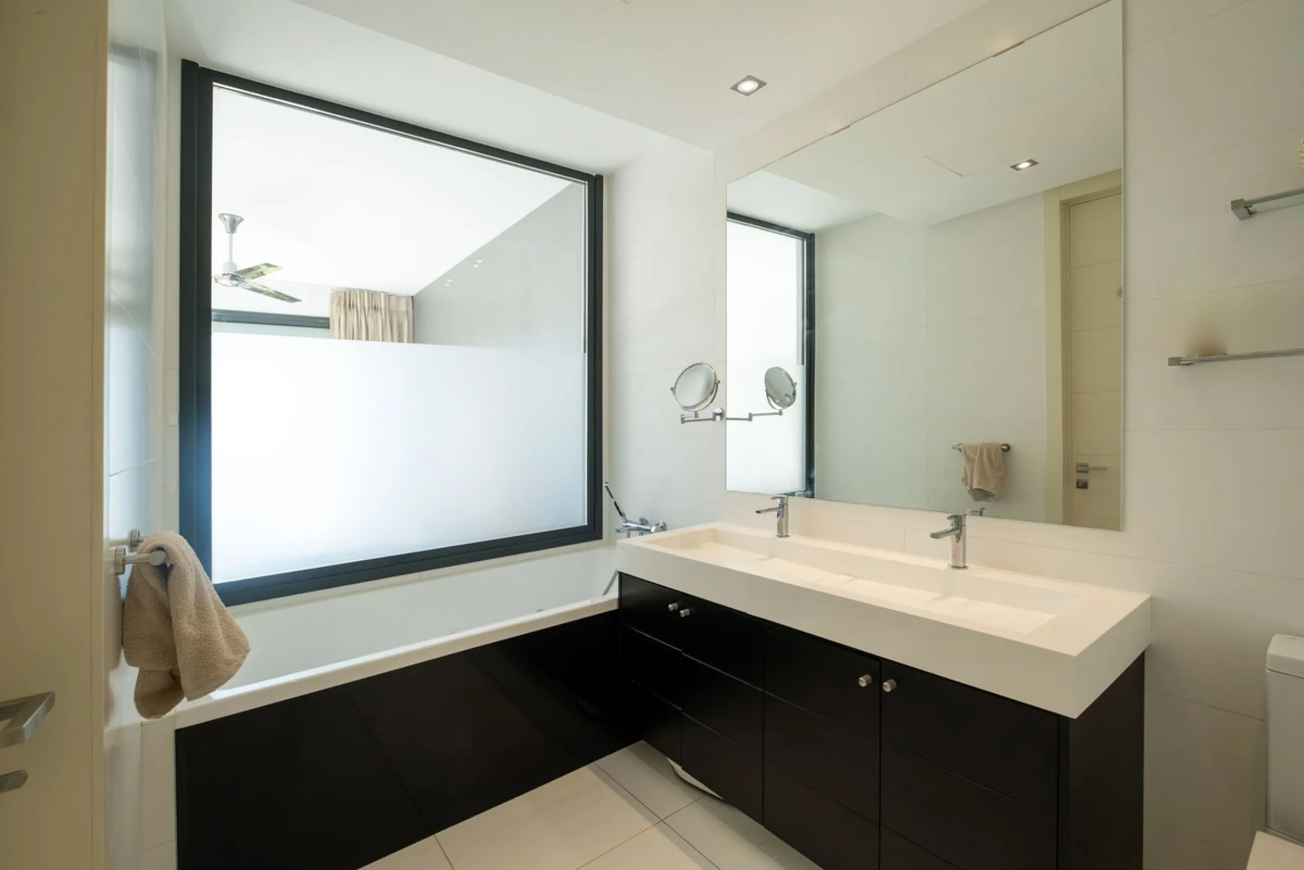 Discover the perfect blend of modern luxury and tranquility in this beautifully renovated 3-bedroom ground-floor apartment located in the prestigious Atalaya Hills. Offering breathtaking views over lush gardens, this stunning corner unit provides exceptio