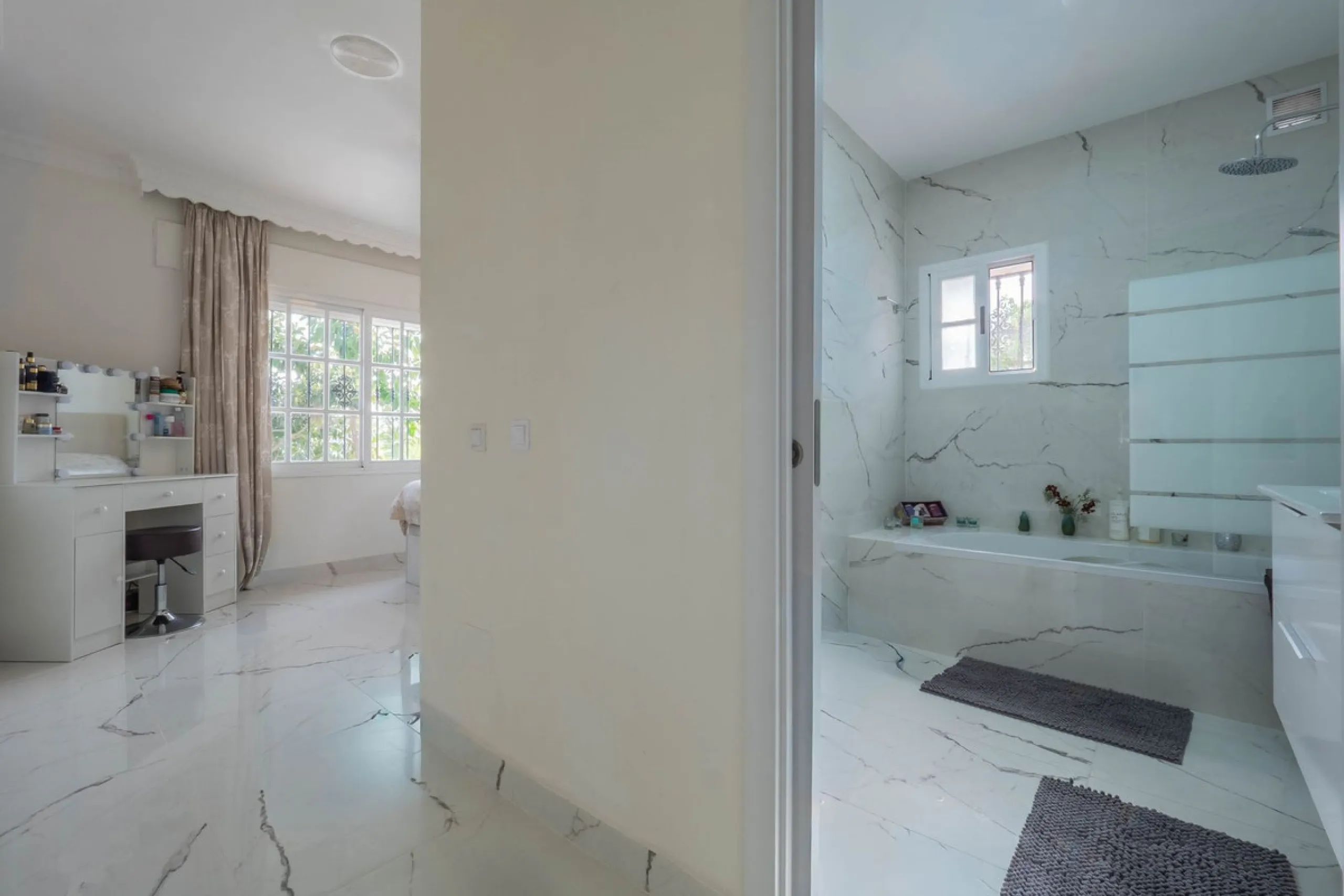 An amazing three-bedroom Villa that has been recently refurbished to a high standard,  located in the country side of Coin and benefits from amazing open panoramic views. The property is entered through a covered entrance porch leading into a hallway that