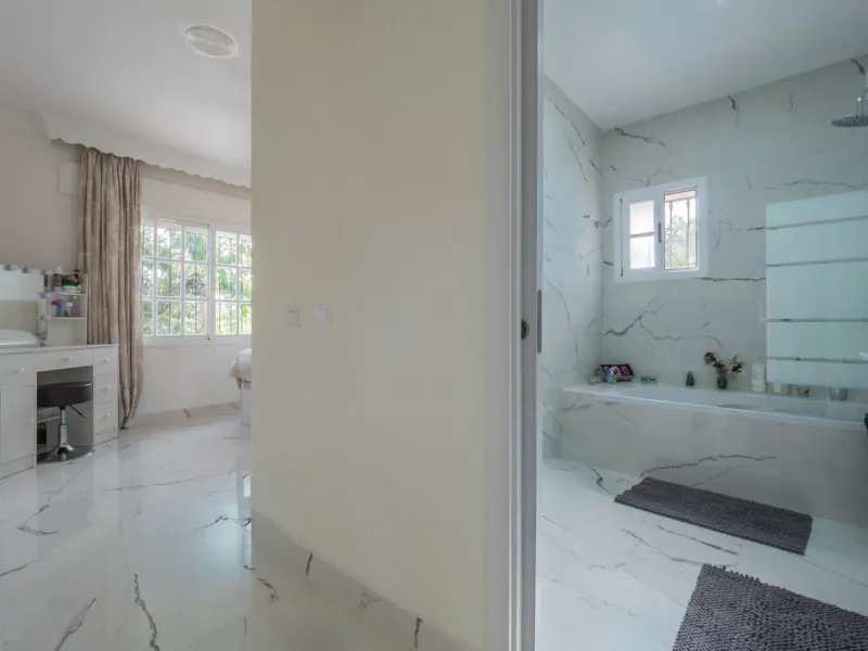 An amazing three-bedroom Villa that has been recently refurbished to a high standard,  located in the country side of Coin and benefits from amazing open panoramic views. The property is entered through a covered entrance porch leading into a hallway that