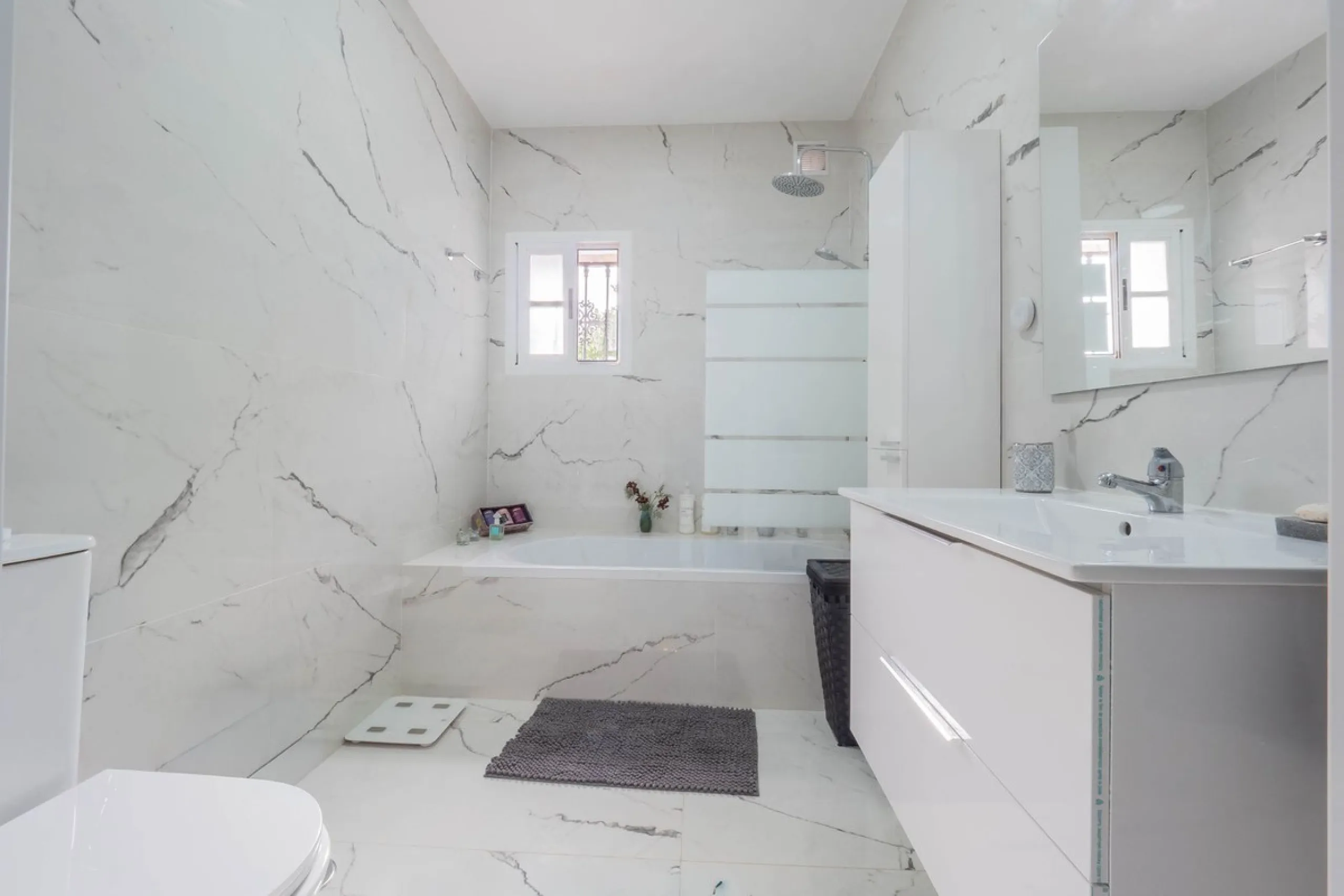 An amazing three-bedroom Villa that has been recently refurbished to a high standard,  located in the country side of Coin and benefits from amazing open panoramic views. The property is entered through a covered entrance porch leading into a hallway that
