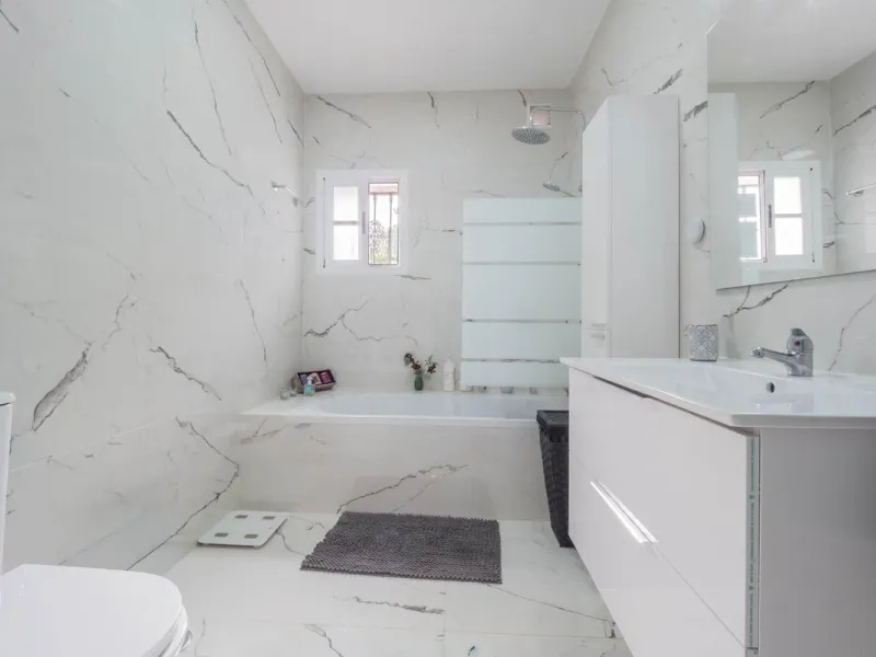 An amazing three-bedroom Villa that has been recently refurbished to a high standard,  located in the country side of Coin and benefits from amazing open panoramic views. The property is entered through a covered entrance porch leading into a hallway that
