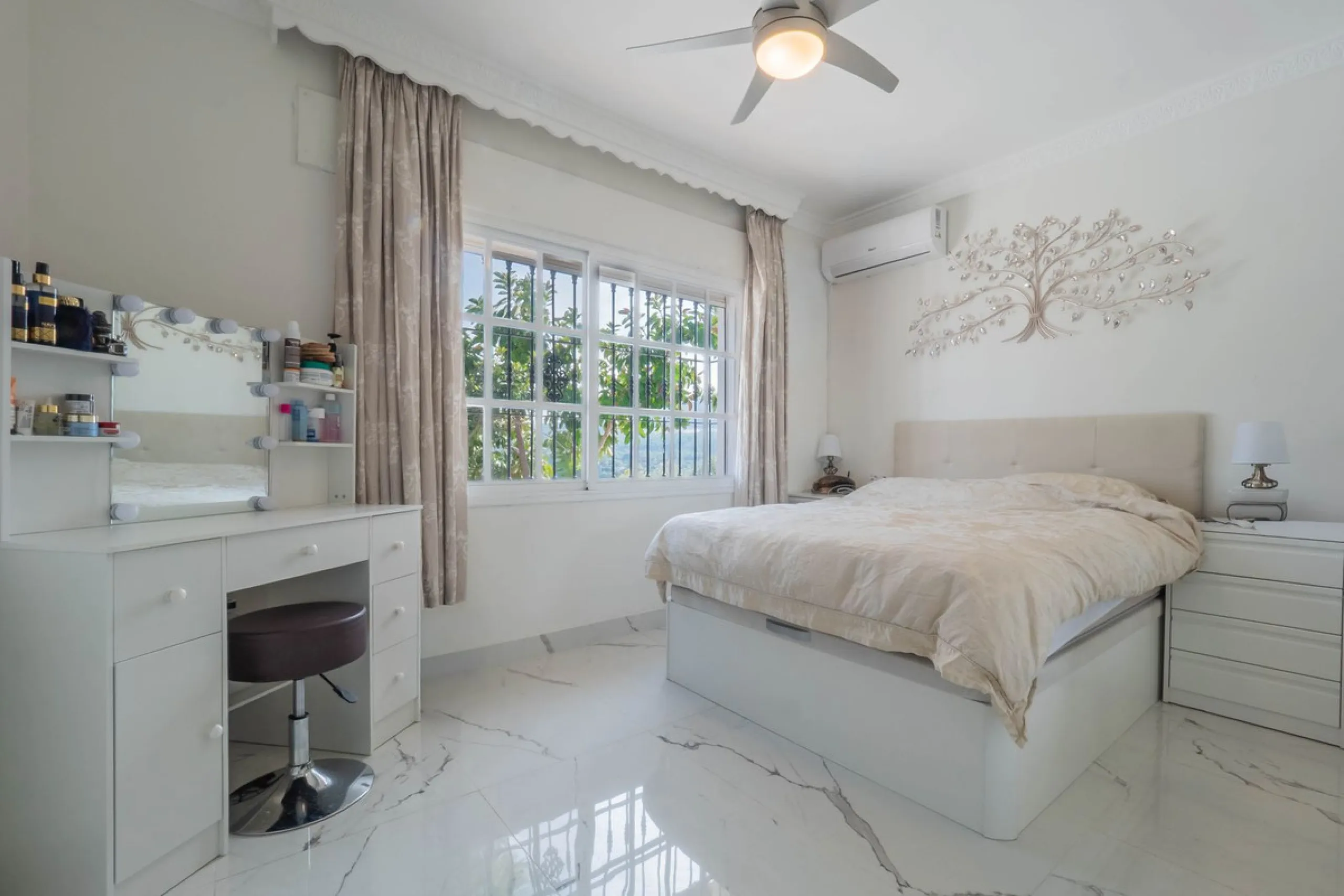 An amazing three-bedroom Villa that has been recently refurbished to a high standard,  located in the country side of Coin and benefits from amazing open panoramic views. The property is entered through a covered entrance porch leading into a hallway that