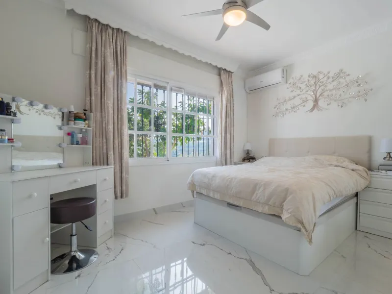 An amazing three-bedroom Villa that has been recently refurbished to a high standard,  located in the country side of Coin and benefits from amazing open panoramic views. The property is entered through a covered entrance porch leading into a hallway that