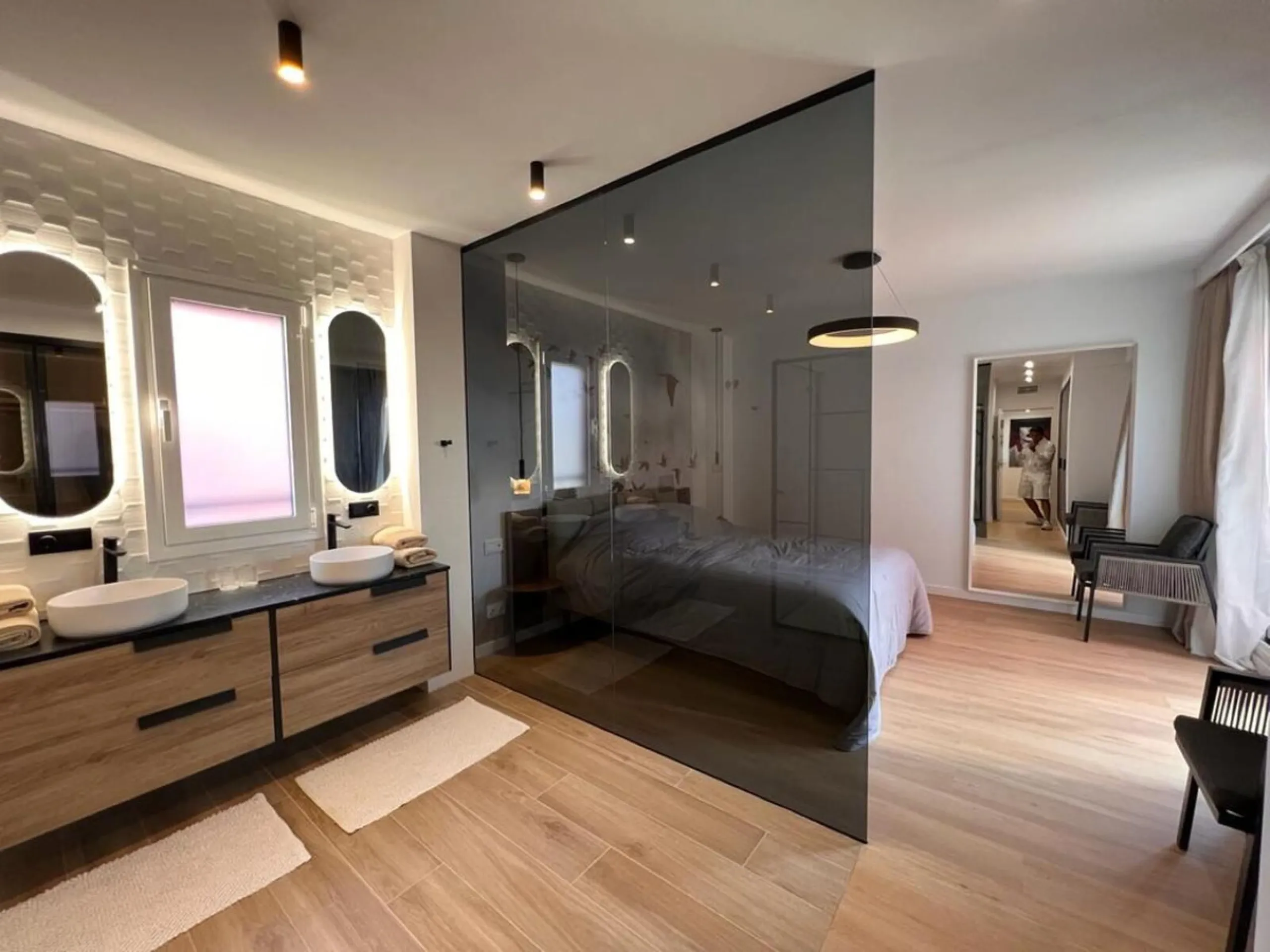 Fabulous penthouse located in a gated community with 24 hour security in Las Salinas, Guadalmansa next to the beach.
