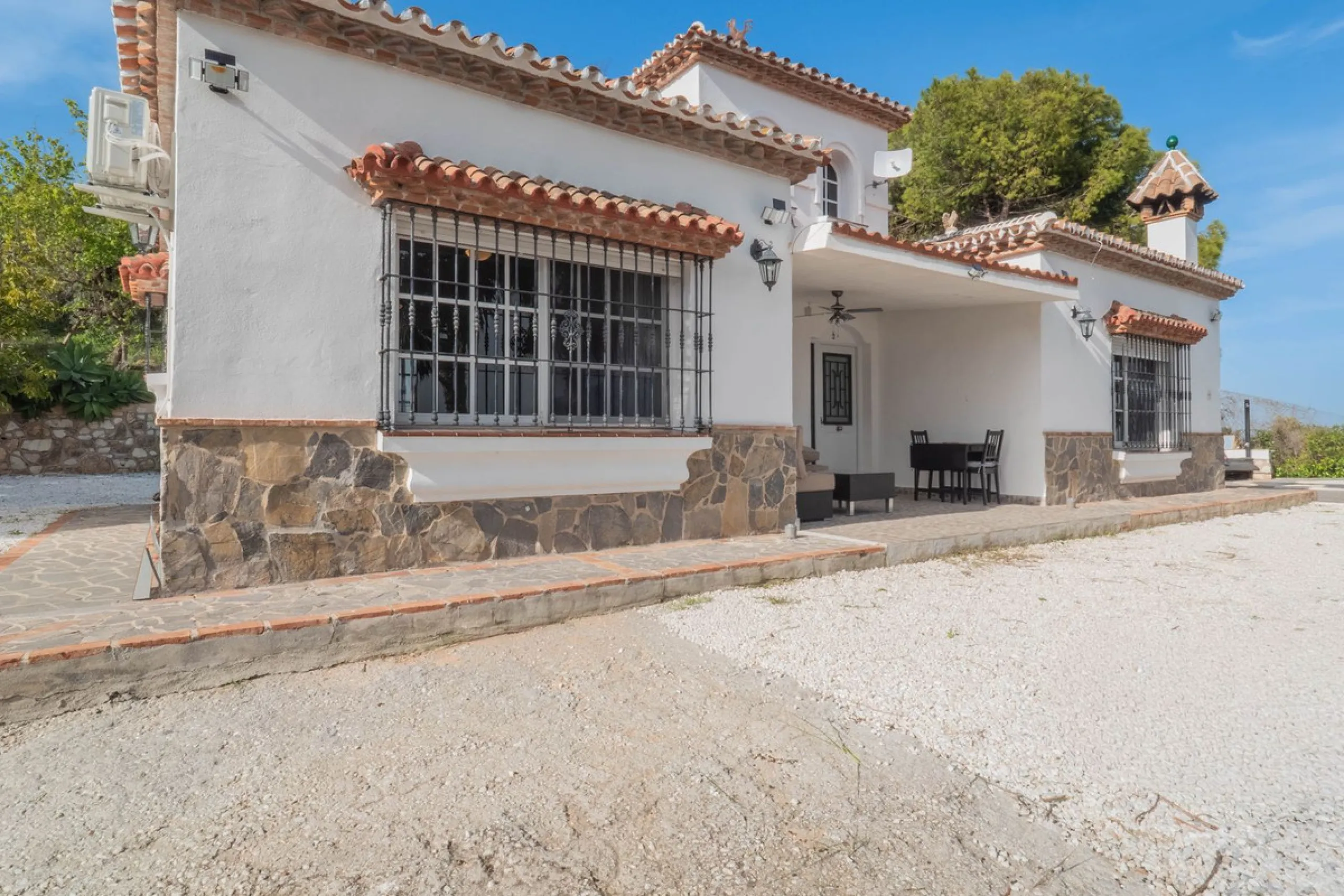 An amazing three-bedroom Villa that has been recently refurbished to a high standard,  located in the country side of Coin and benefits from amazing open panoramic views. The property is entered through a covered entrance porch leading into a hallway that
