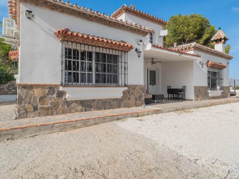 An amazing three-bedroom Villa that has been recently refurbished to a high standard,  located in the country side of Coin and benefits from amazing open panoramic views. The property is entered through a covered entrance porch leading into a hallway that