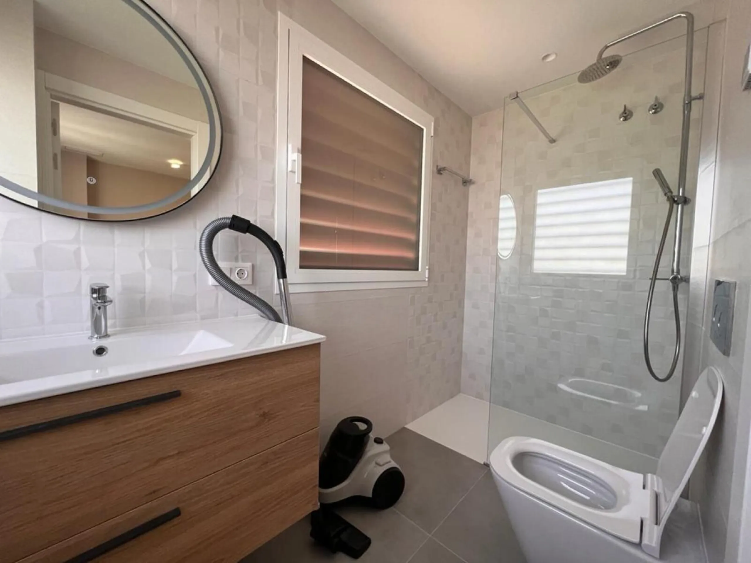 Fabulous penthouse located in a gated community with 24 hour security in Las Salinas, Guadalmansa next to the beach.