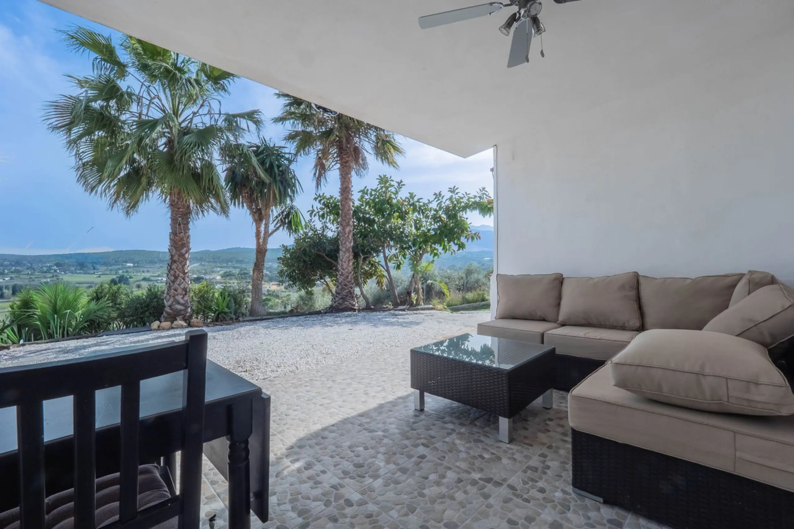 An amazing three-bedroom Villa that has been recently refurbished to a high standard,  located in the country side of Coin and benefits from amazing open panoramic views. The property is entered through a covered entrance porch leading into a hallway that