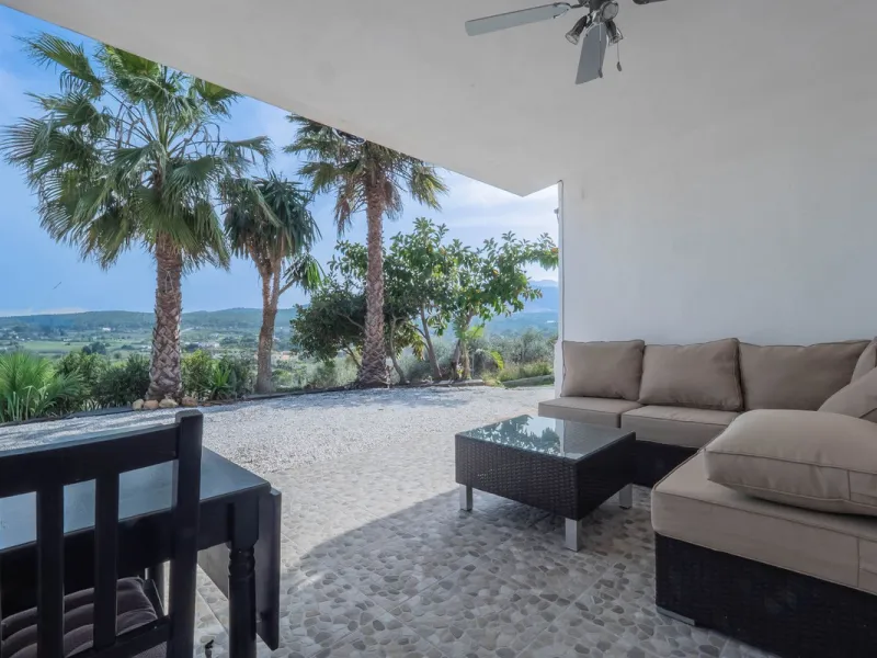 An amazing three-bedroom Villa that has been recently refurbished to a high standard,  located in the country side of Coin and benefits from amazing open panoramic views. The property is entered through a covered entrance porch leading into a hallway that
